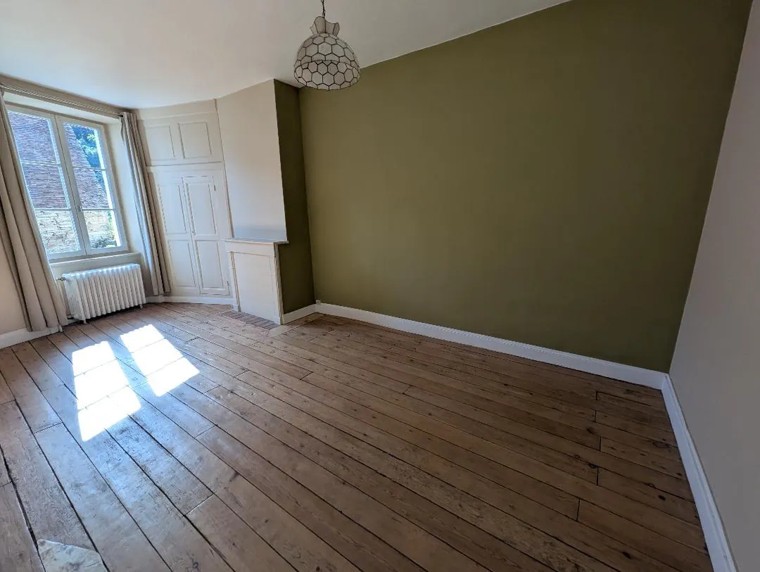 Maison rénovée avec 3 chambres à proximité de la Place de la Nation à St Yrieix La Perche 