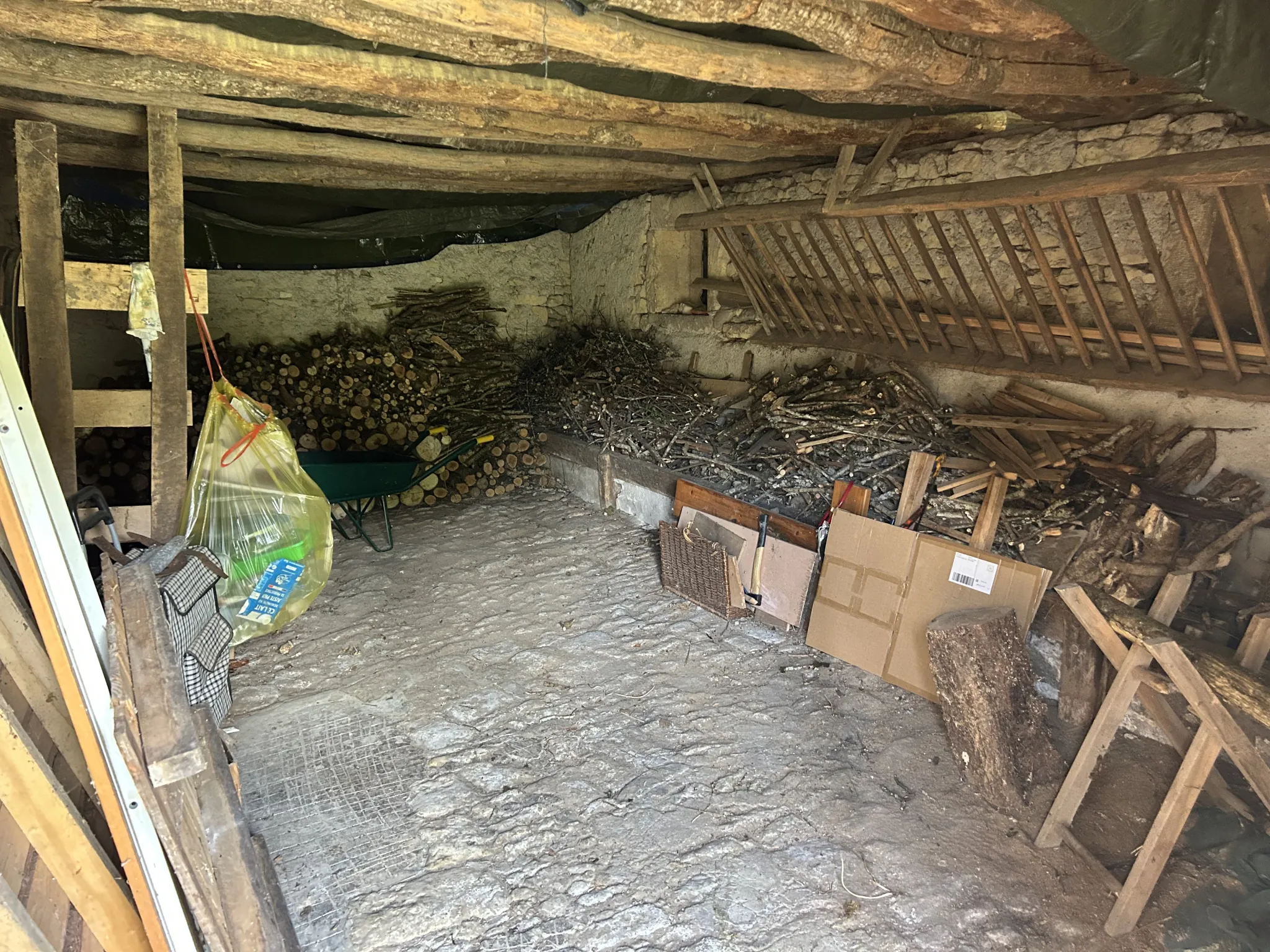 Maison en pierre avec dépendances à Nolay - Proche commerces, calme et grand terrain 
