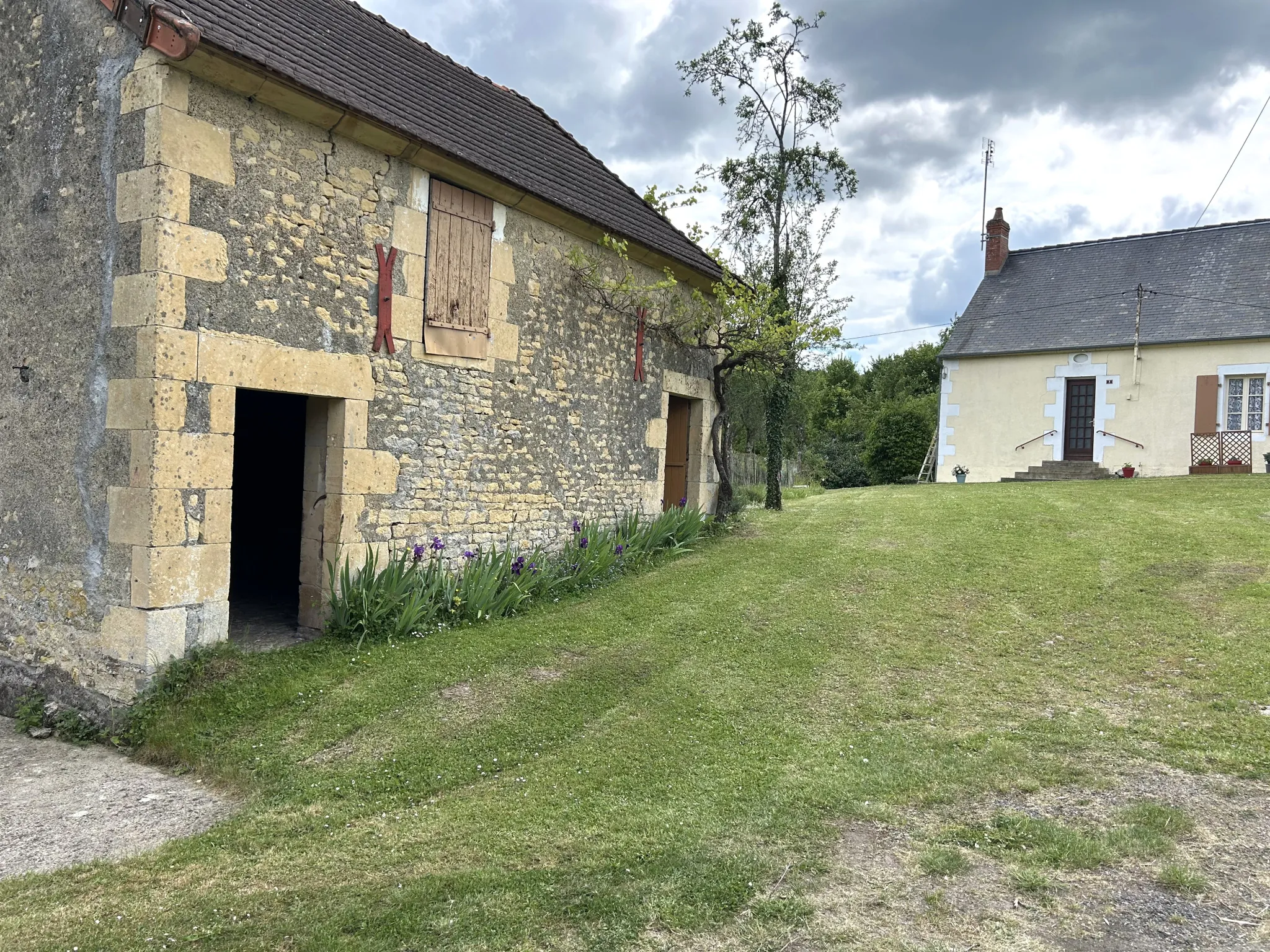 Maison en pierre avec dépendances à Nolay - Proche commerces, calme et grand terrain 