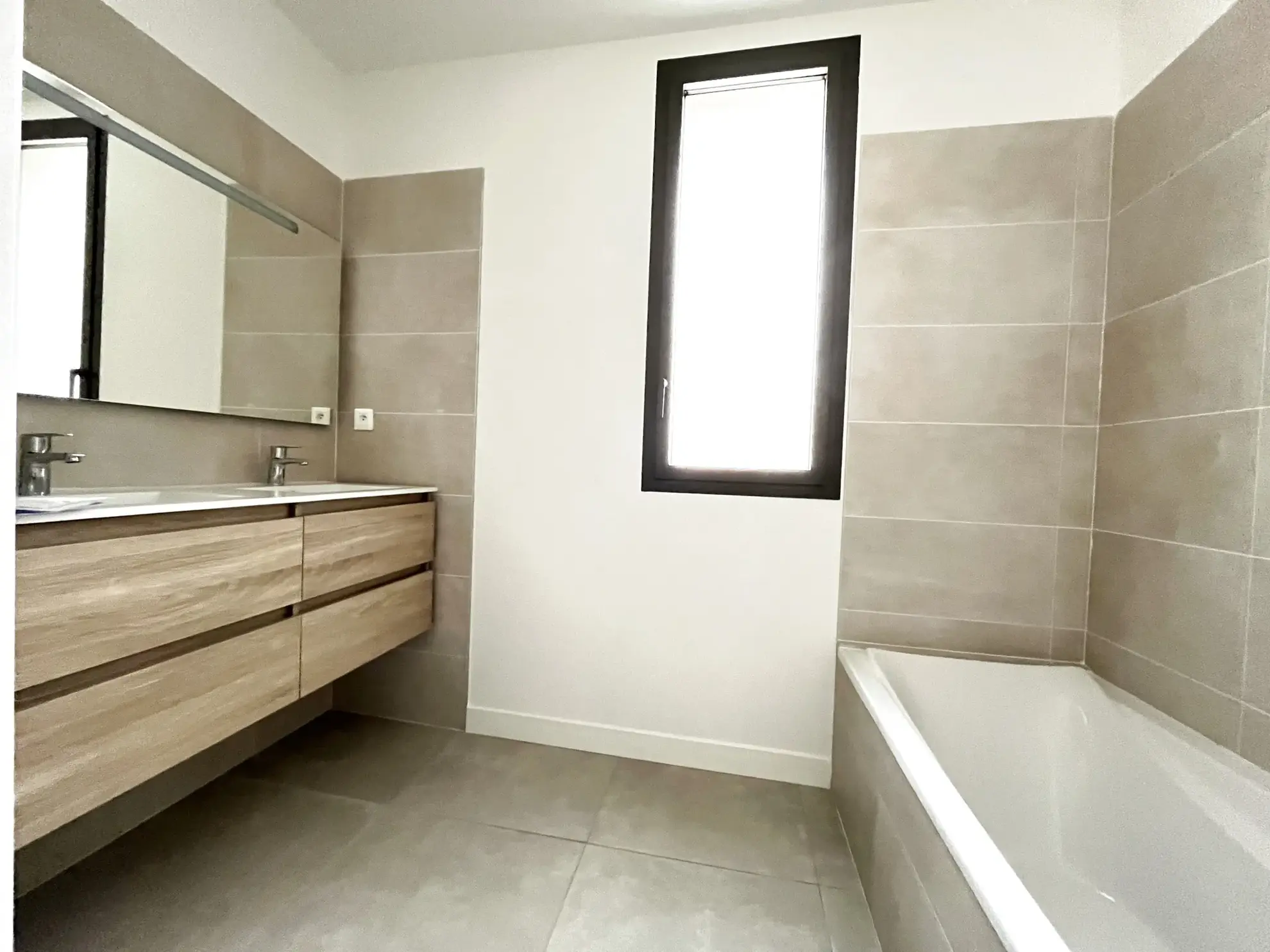 Appartement T4 neuf à Gignac 34150 avec 3 chambres, garage, vue dégagée 