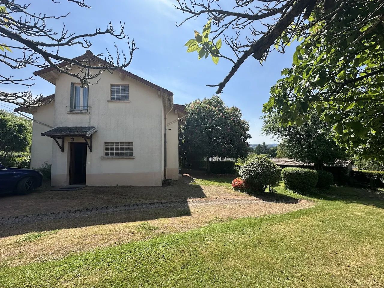 Vente maison de 180 m² à Chauffailles avec jardin et garage, proche centre-ville 