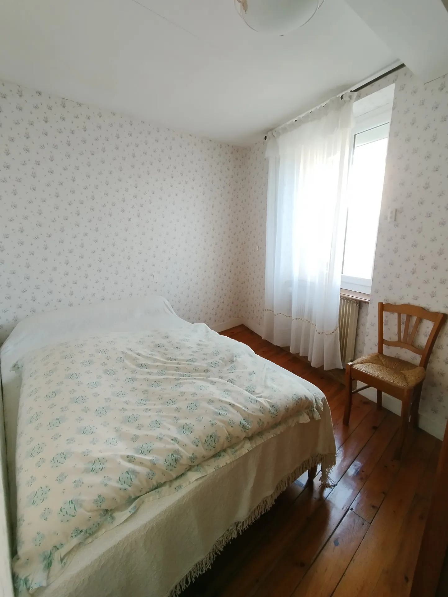 Maison familiale de 113 m² à Thiers avec 4 chambres, garage et cour 