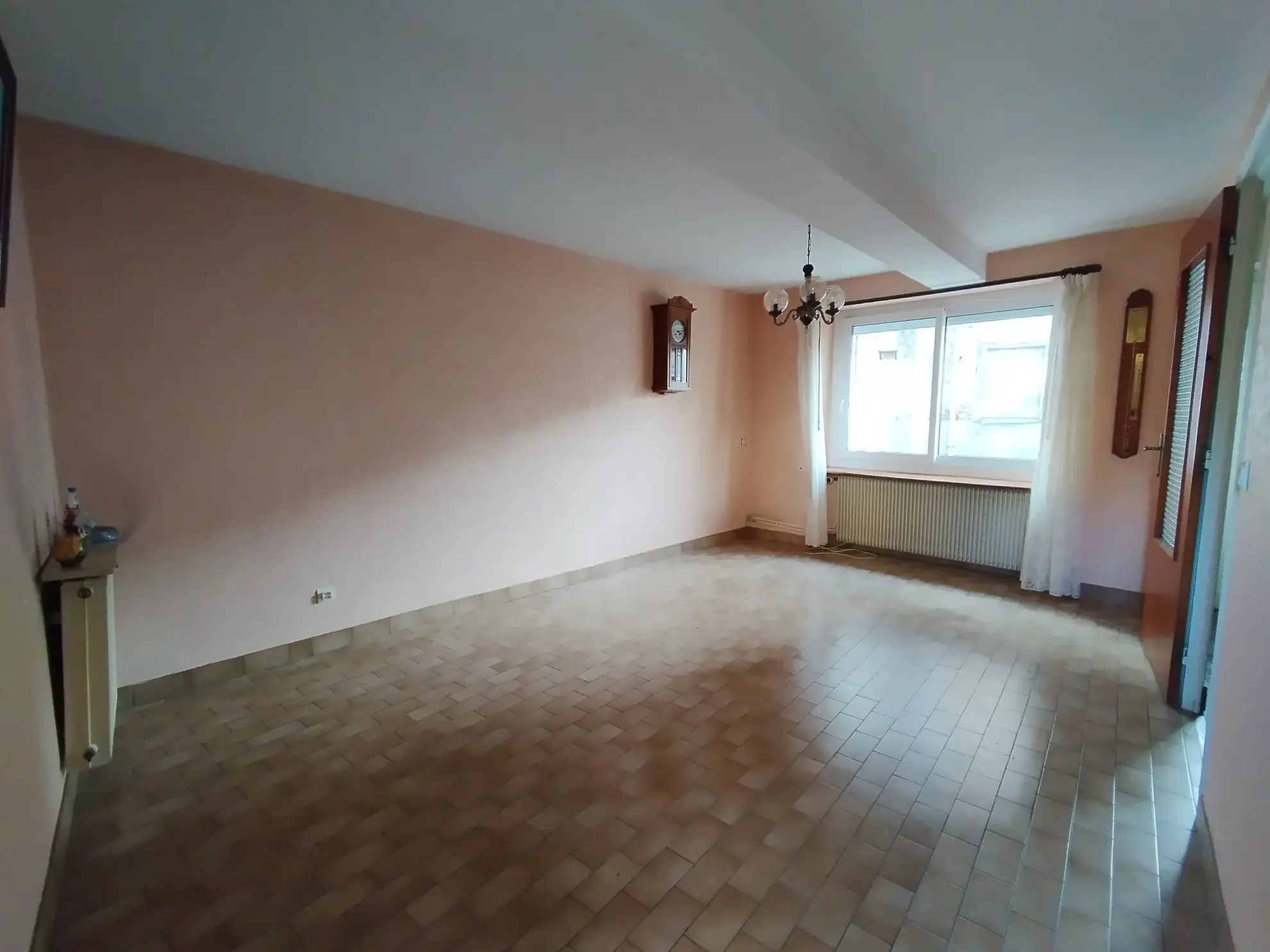 Maison familiale de 113 m² à Thiers avec 4 chambres, garage et cour 