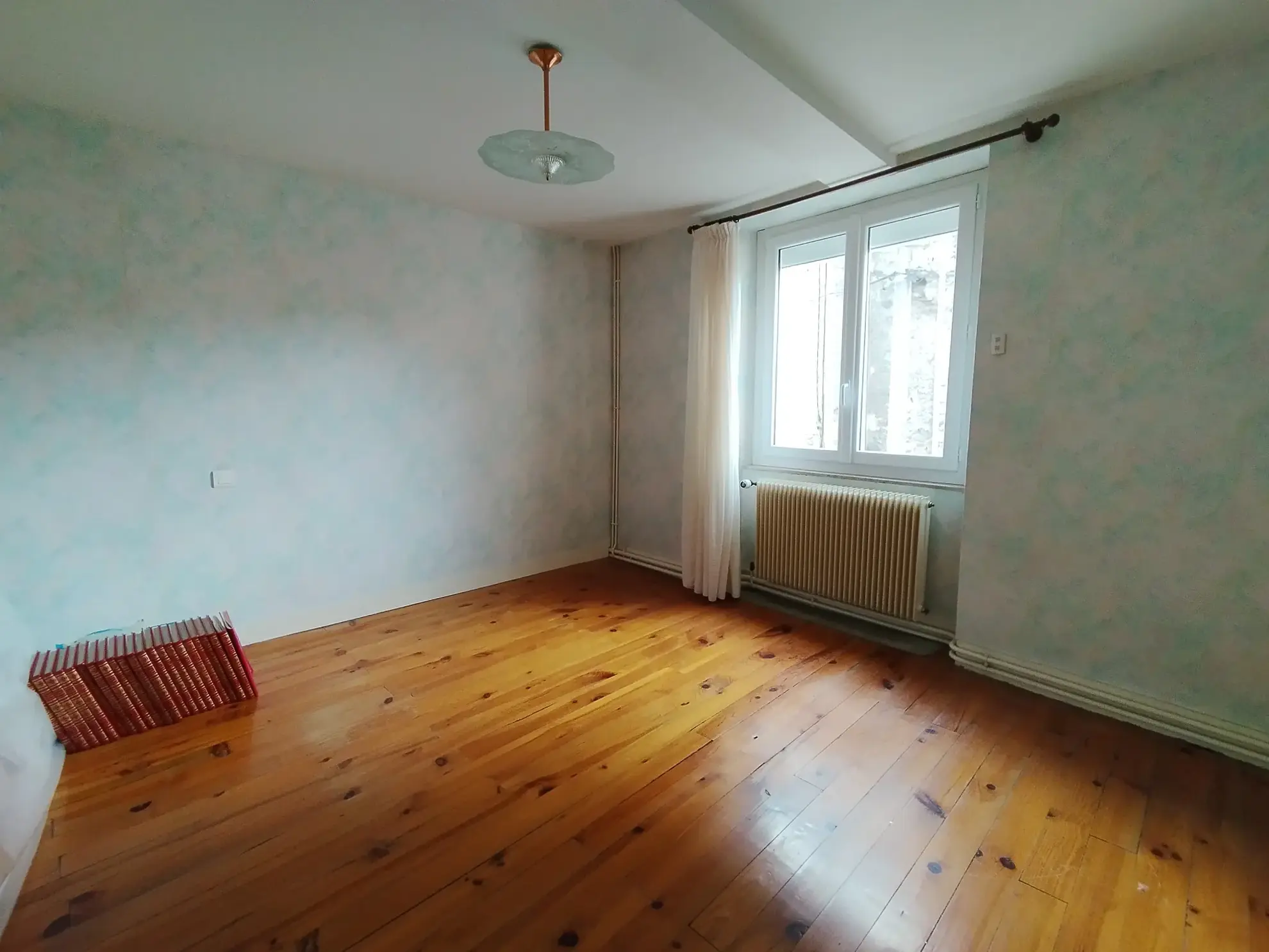 Maison familiale de 113 m² à Thiers avec 4 chambres, garage et cour 