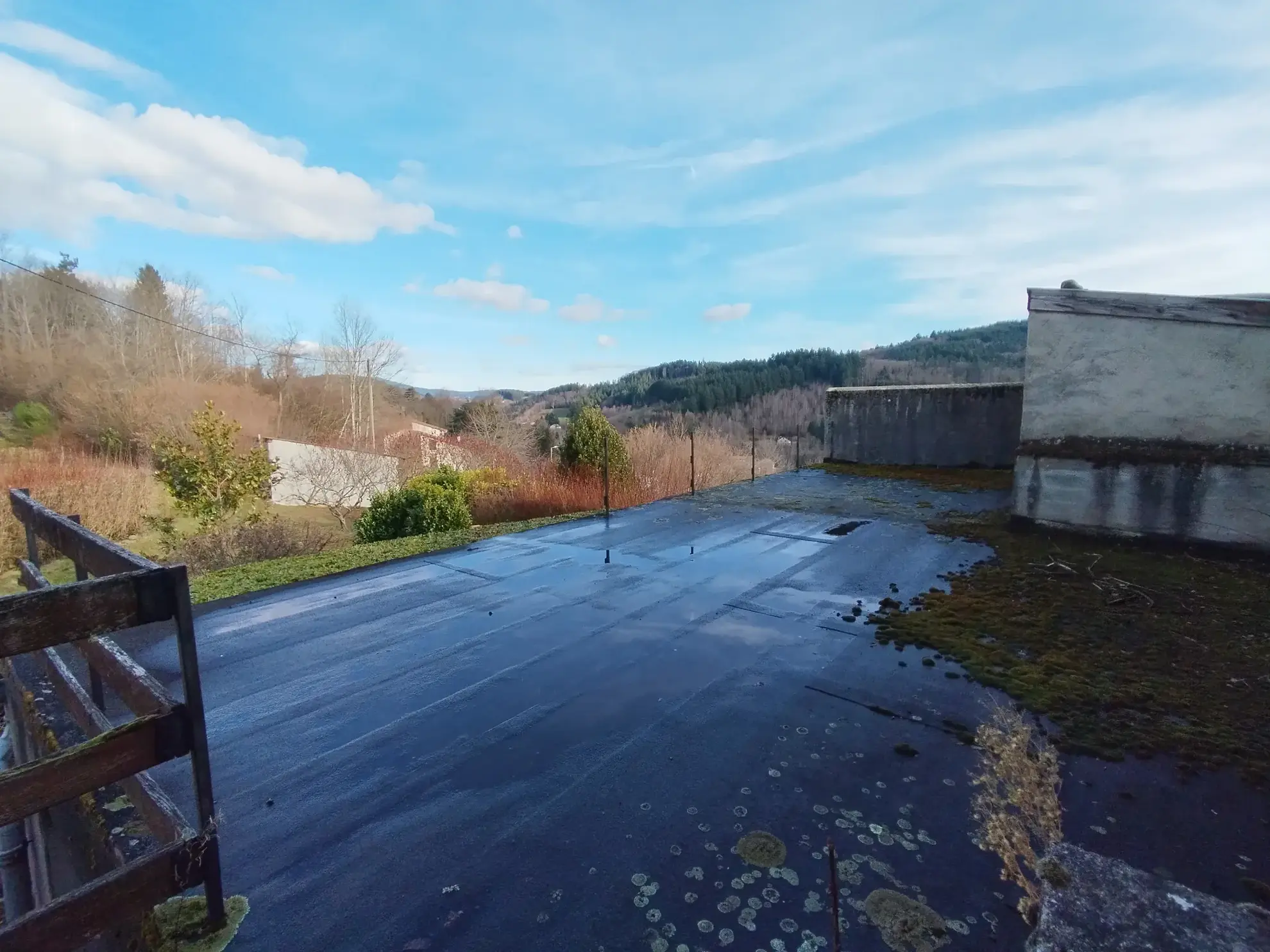 Maison familiale de 113 m² à Thiers avec 4 chambres, garage et cour 