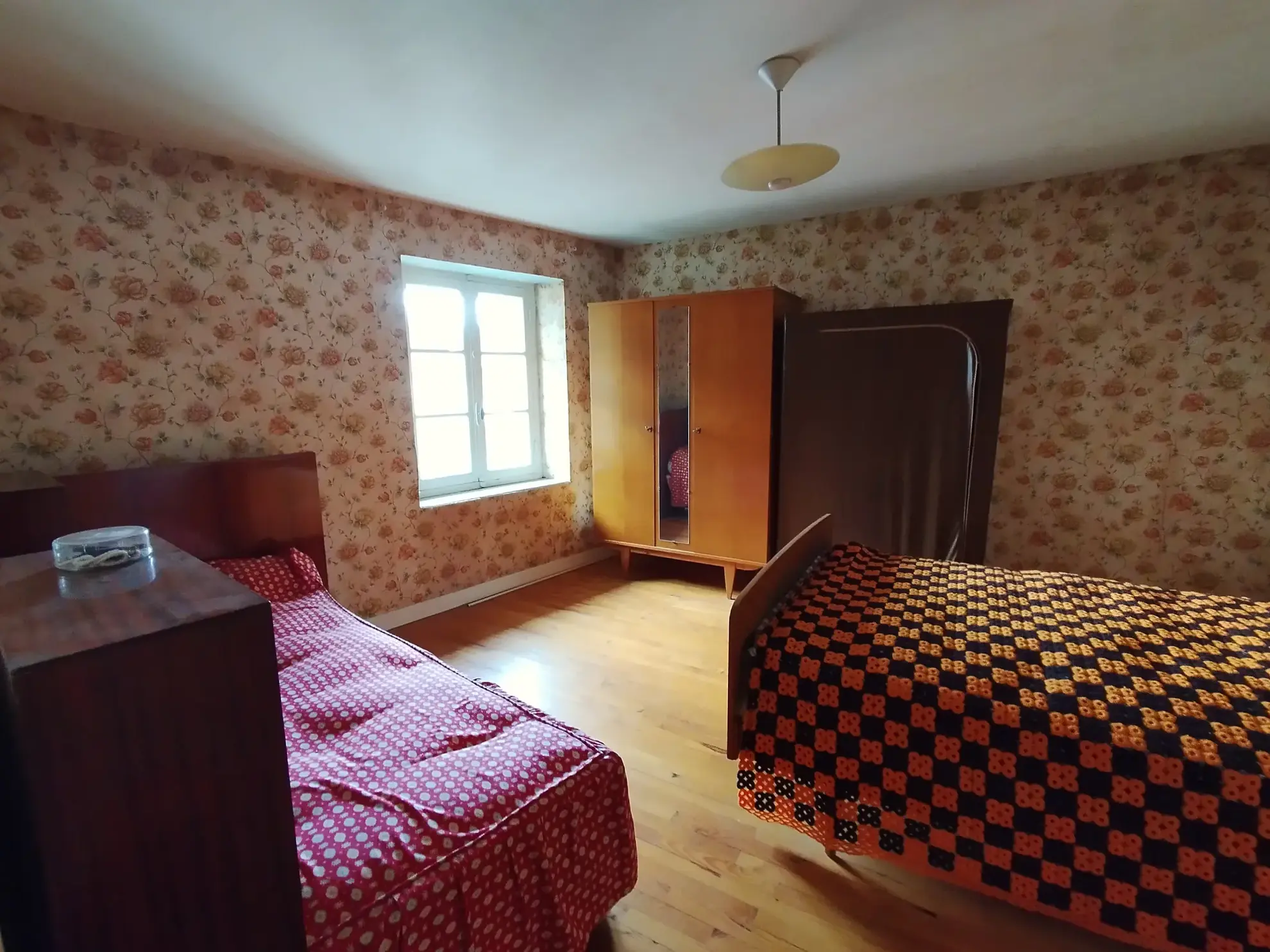 Maison familiale de 113 m² à Thiers avec 4 chambres, garage et cour 