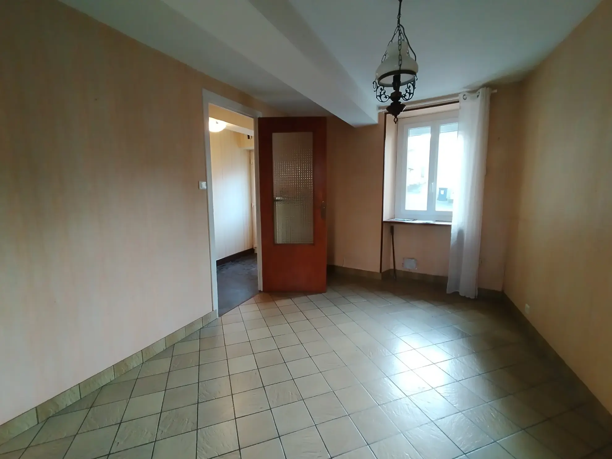 Maison familiale de 113 m² à Thiers avec 4 chambres, garage et cour 