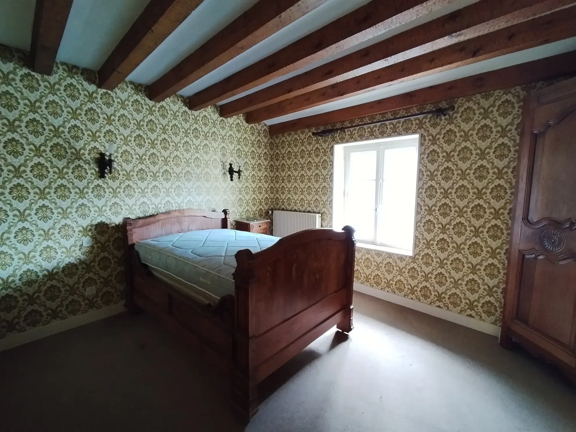 Maison familiale de 113 m² à Thiers avec 4 chambres, garage et cour 