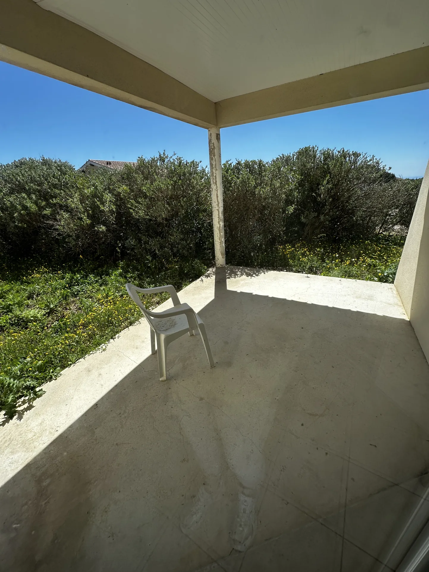 Villa T2 meublée avec terrasse et piscine à Signes 