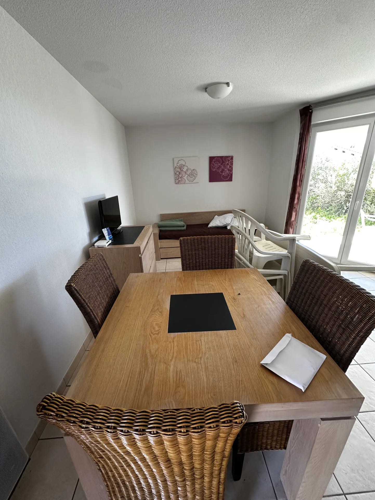 Villa T2 meublée avec terrasse et piscine à Signes 