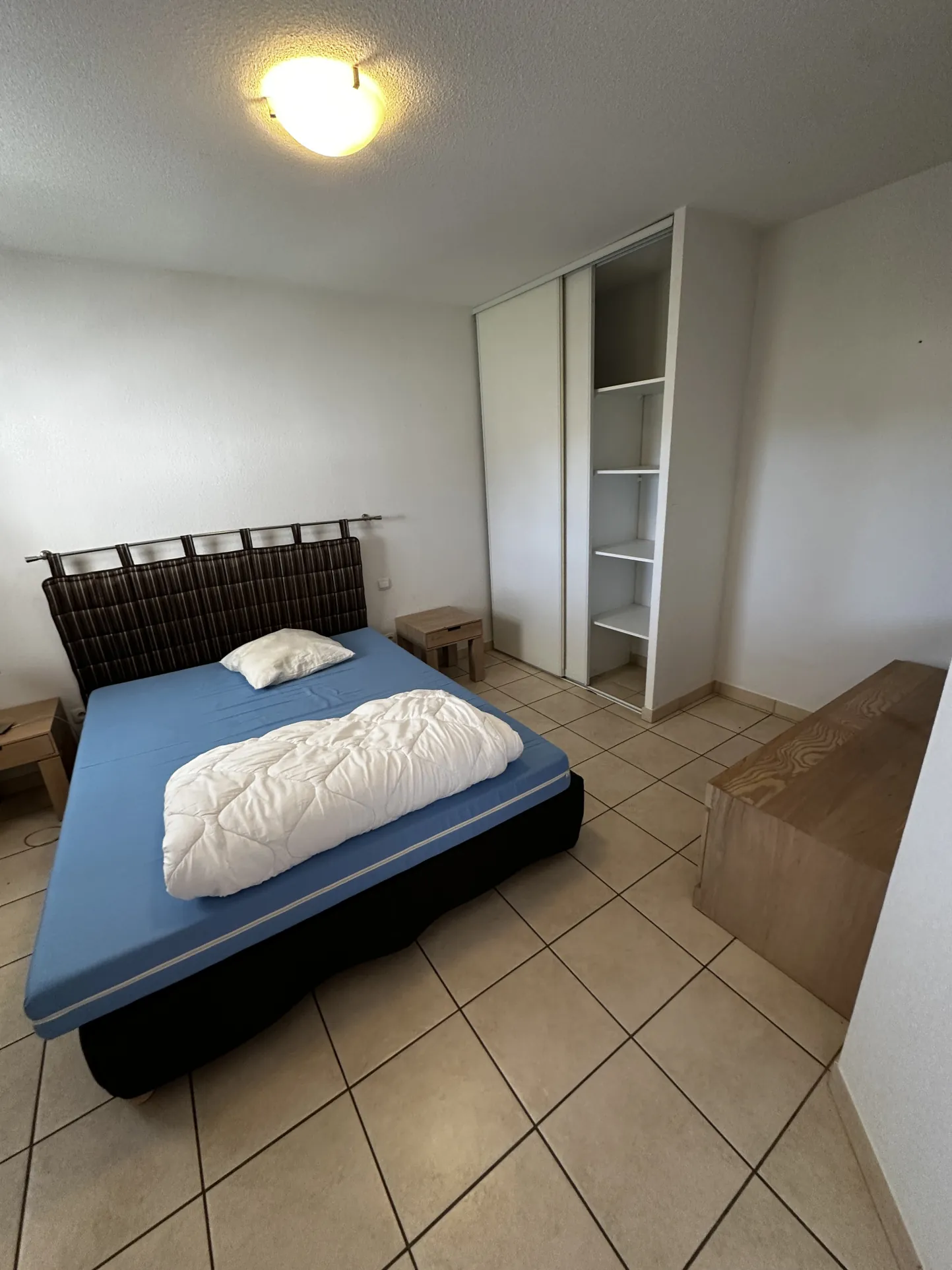 Villa T2 meublée avec terrasse et piscine à Signes 