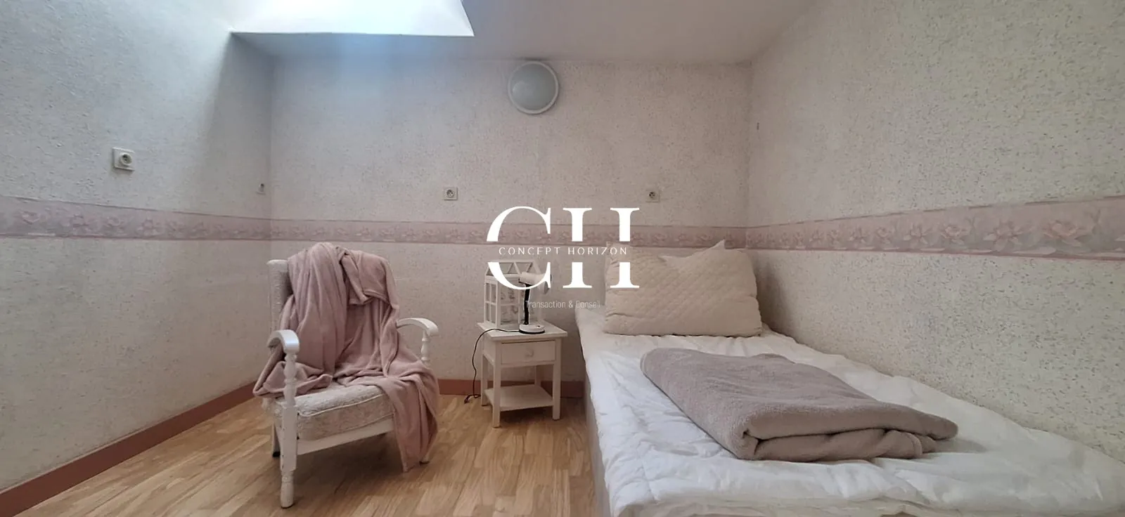 Maison de campagne à vendre à Saint-Jacut-du-Mené avec grand terrain et 6 chambres 