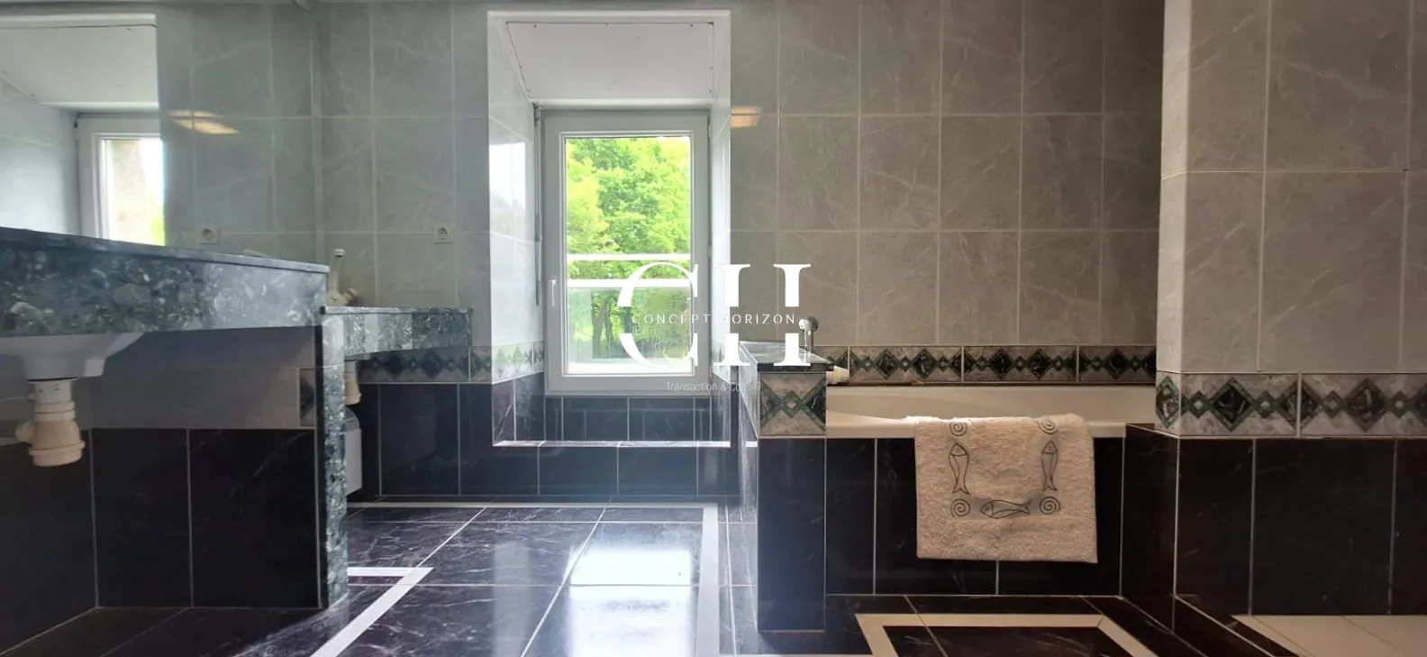 Maison de campagne à vendre à Saint-Jacut-du-Mené avec grand terrain et 6 chambres 