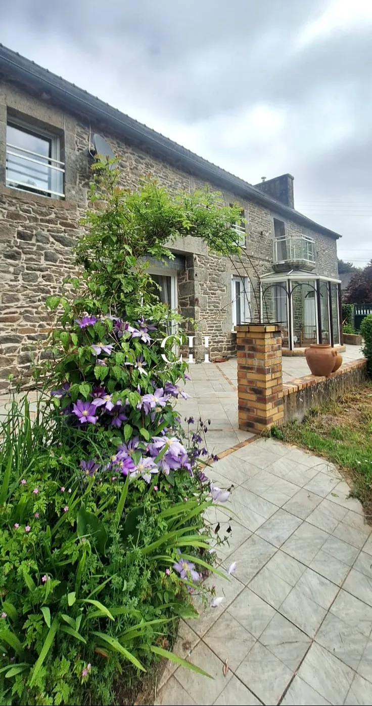Maison de campagne à vendre à Saint-Jacut-du-Mené avec grand terrain et 6 chambres