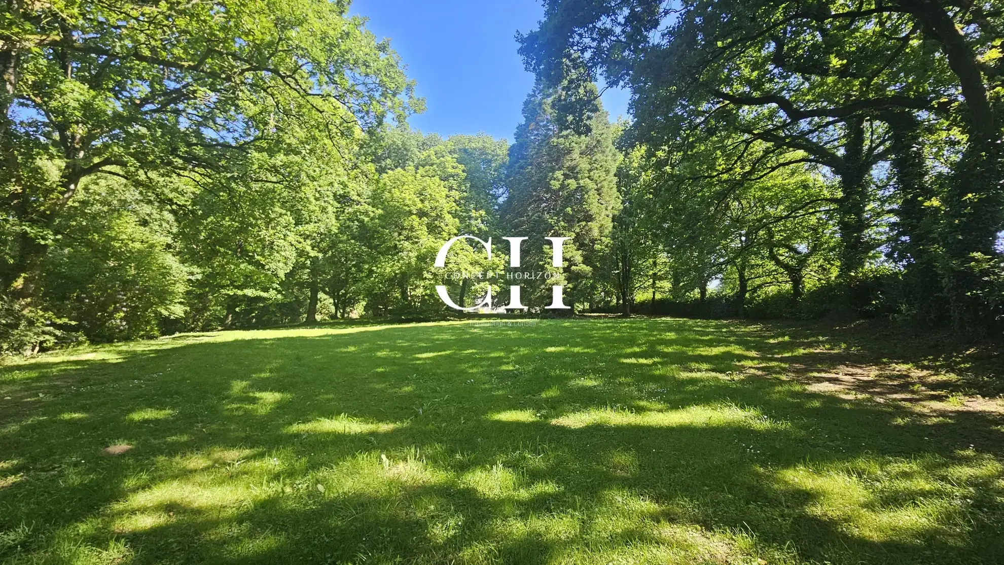 Maison de campagne à vendre à Saint-Jacut-du-Mené avec grand terrain et 6 chambres 