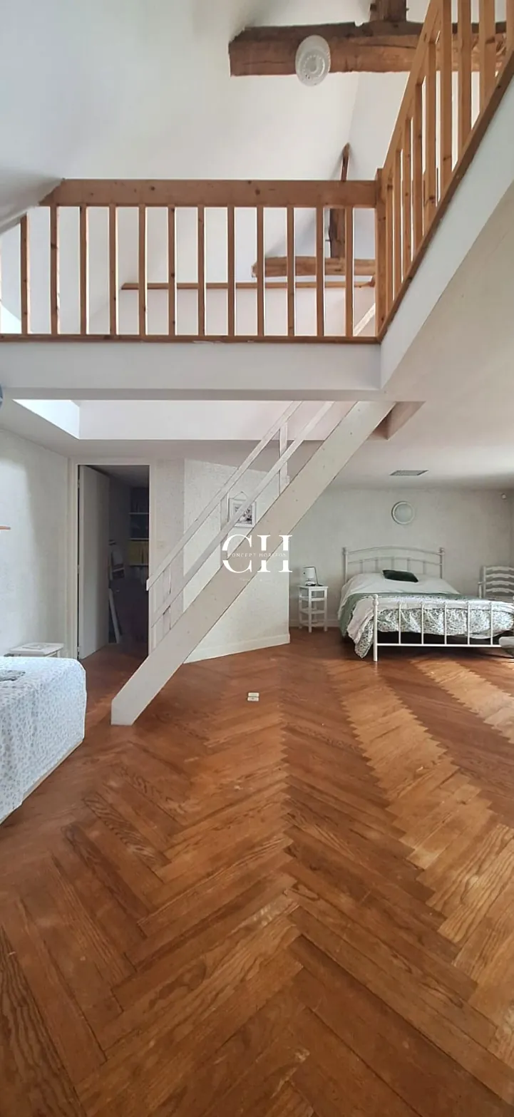 Maison de campagne à vendre à Saint-Jacut-du-Mené avec grand terrain et 6 chambres 