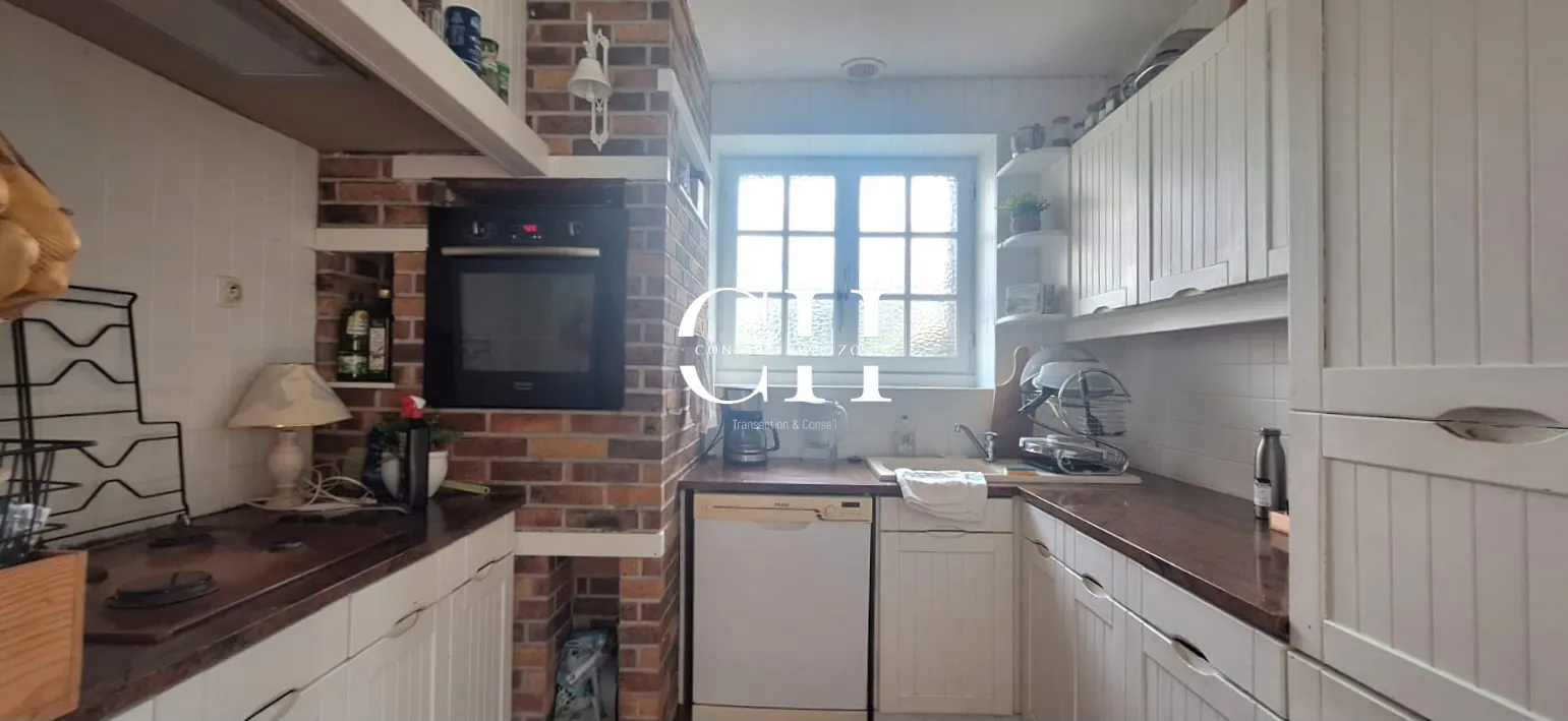 Maison de campagne à vendre à Saint-Jacut-du-Mené avec grand terrain et 6 chambres 