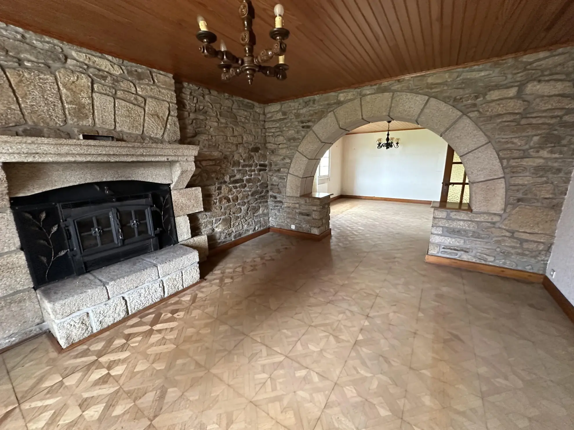 Spacieuse maison en pierre à Baud avec terrasse et cave, 4 chambres 