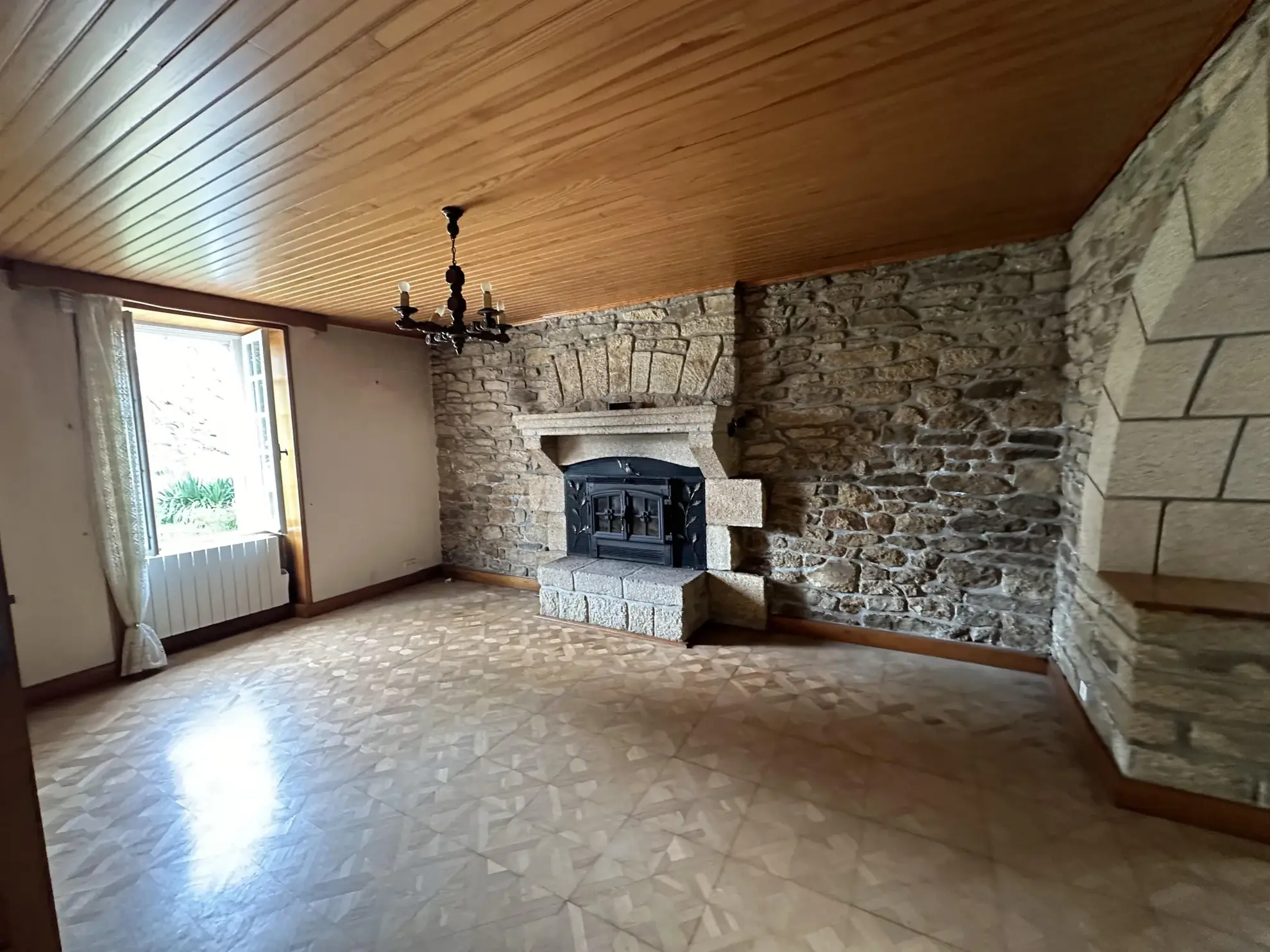 Spacieuse maison en pierre à Baud avec terrasse et cave, 4 chambres 