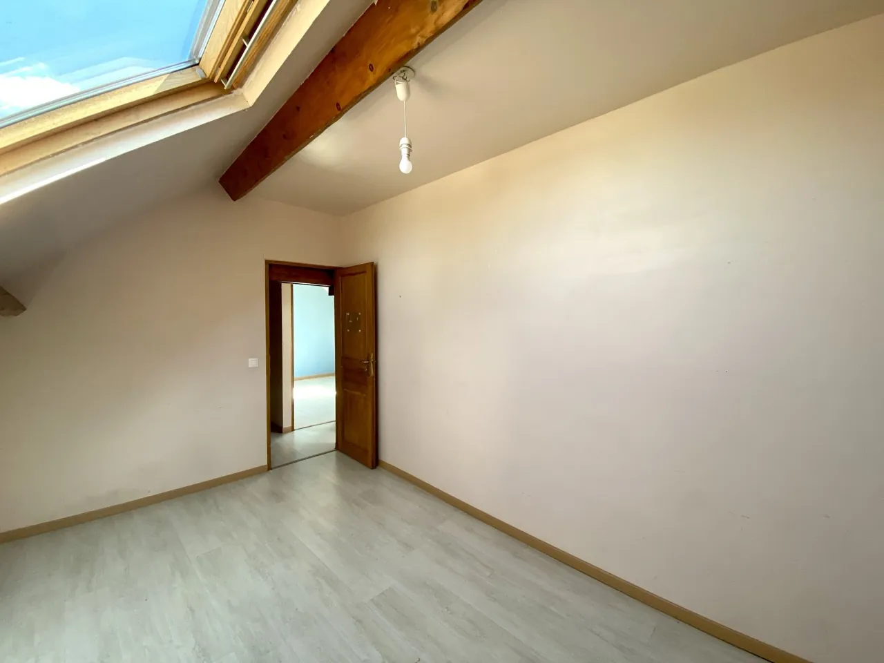 Bel ensemble immobilier à Maubeuge avec duplex et appartement, idéal investisseur 