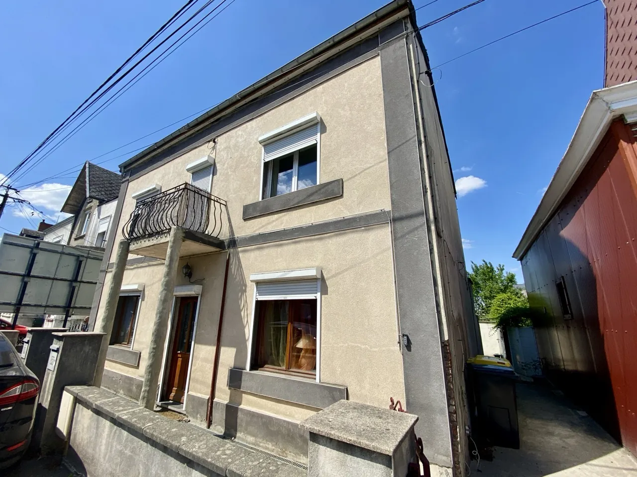 Bel ensemble immobilier à Maubeuge avec duplex et appartement, idéal investisseur 