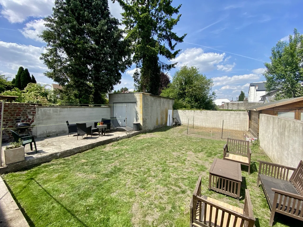 Bel ensemble immobilier à Maubeuge avec duplex et appartement, idéal investisseur 