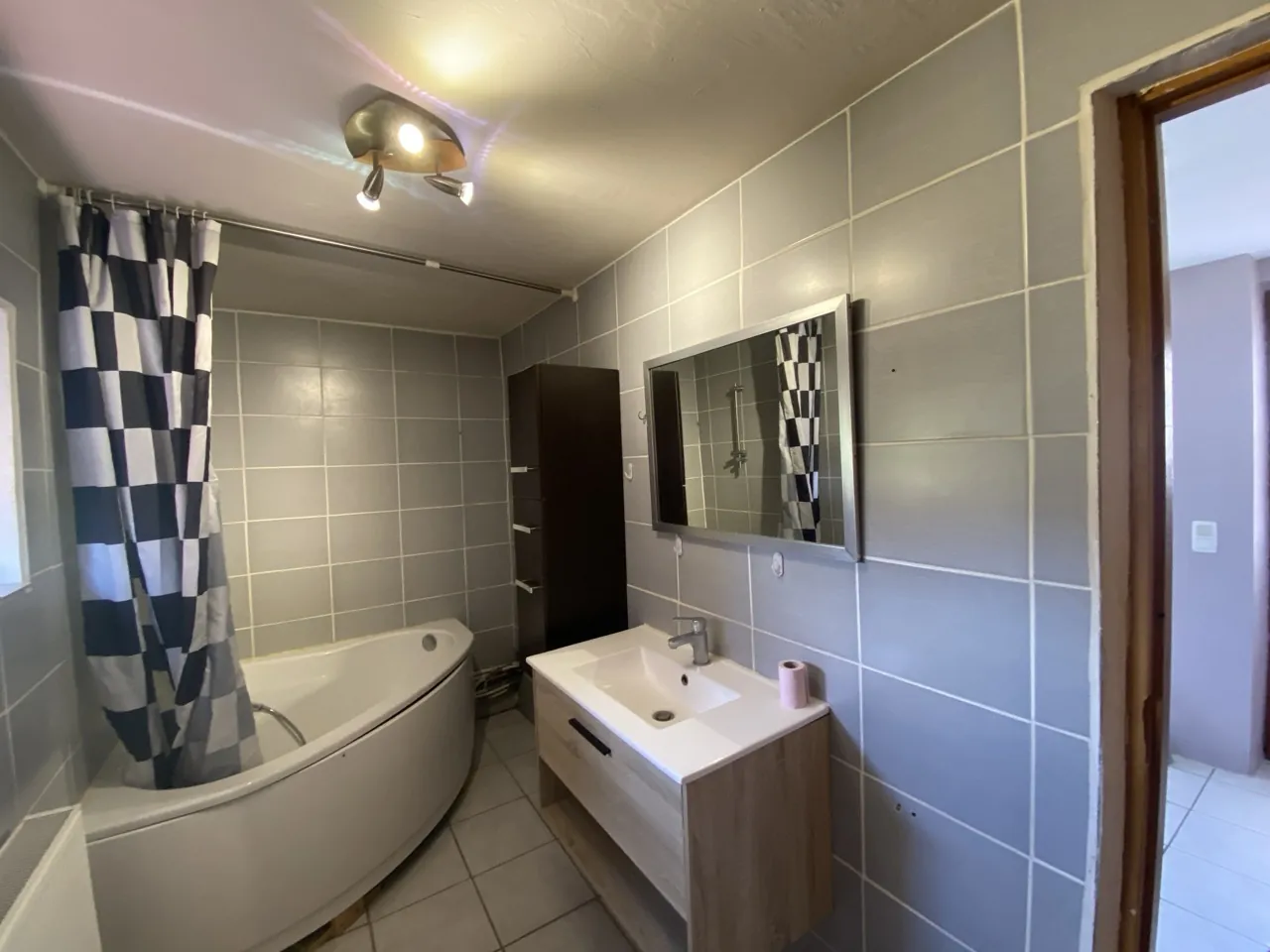 Bel ensemble immobilier à Maubeuge avec duplex et appartement, idéal investisseur 