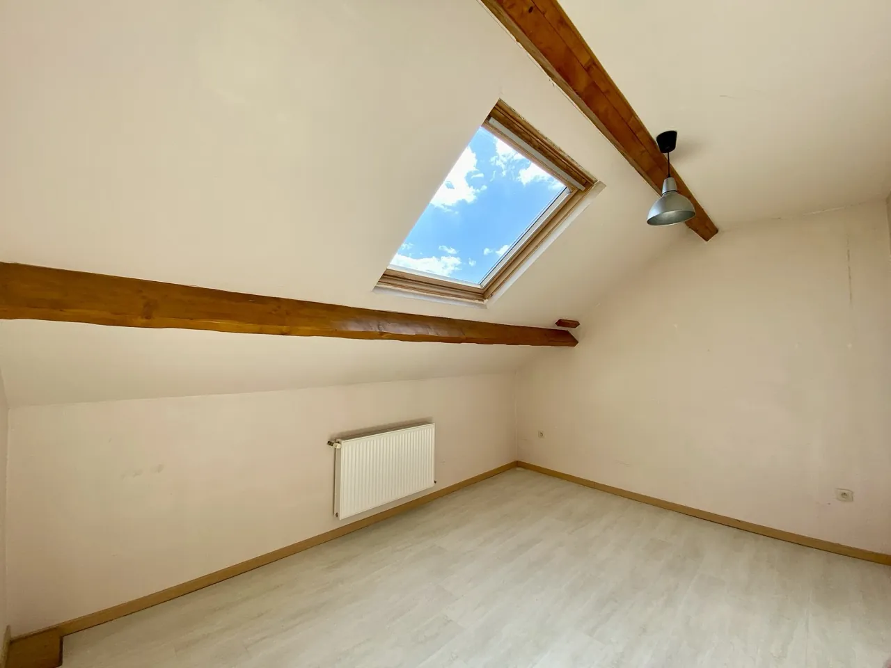 Bel ensemble immobilier à Maubeuge avec duplex et appartement, idéal investisseur 