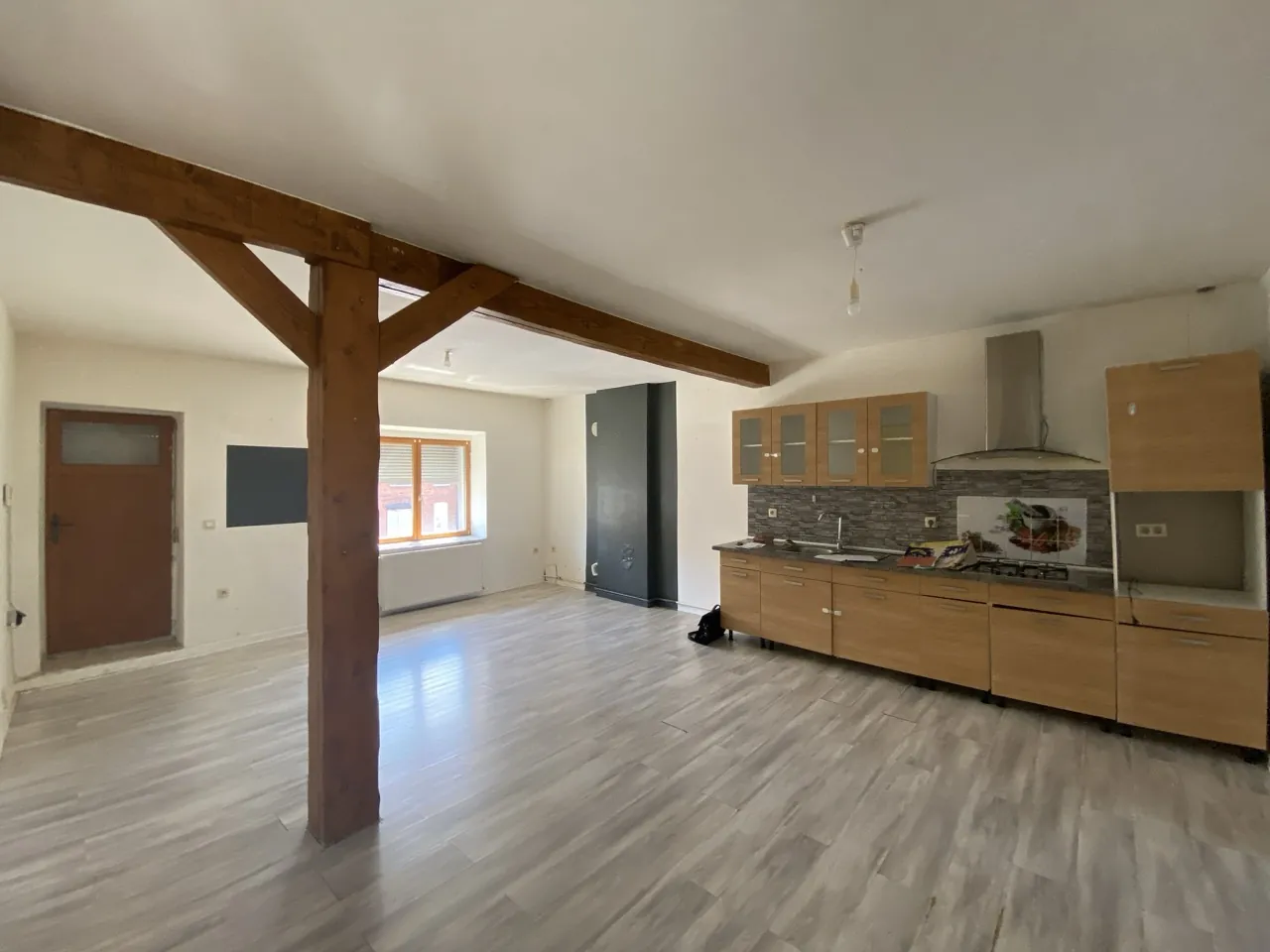 Bel ensemble immobilier à Maubeuge avec duplex et appartement, idéal investisseur 