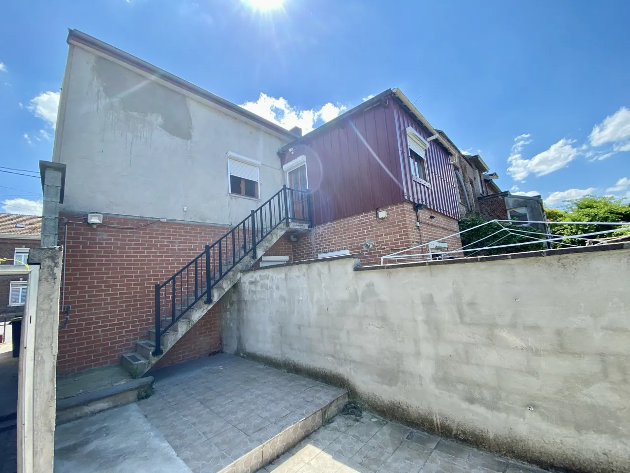 Bel ensemble immobilier à Maubeuge avec duplex et appartement, idéal investisseur 