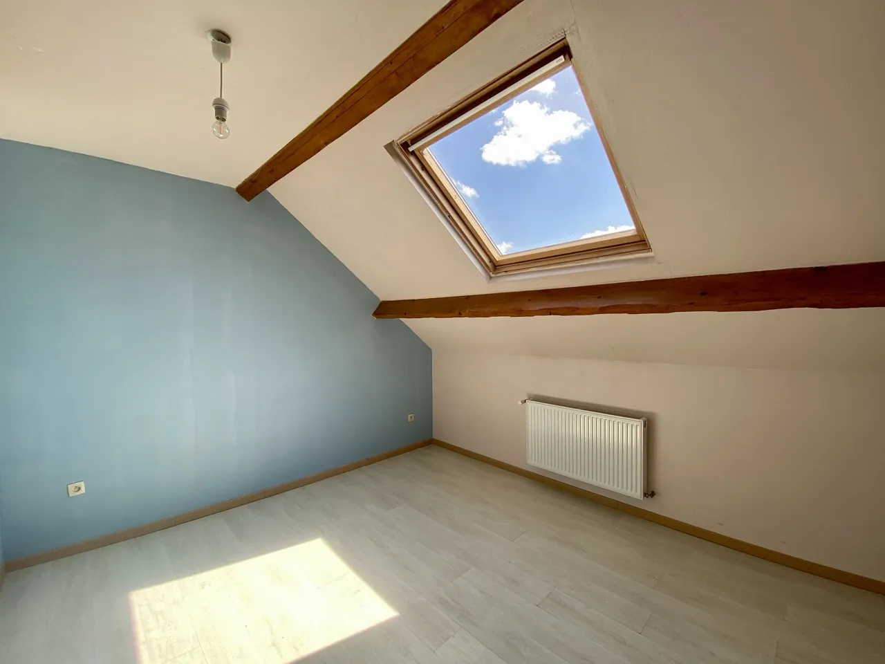 Bel ensemble immobilier à Maubeuge avec duplex et appartement, idéal investisseur 