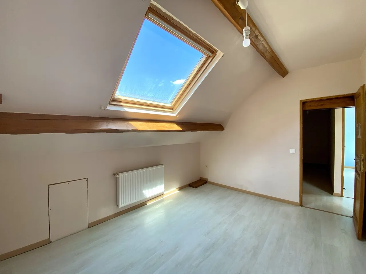 Bel ensemble immobilier à Maubeuge avec duplex et appartement, idéal investisseur 