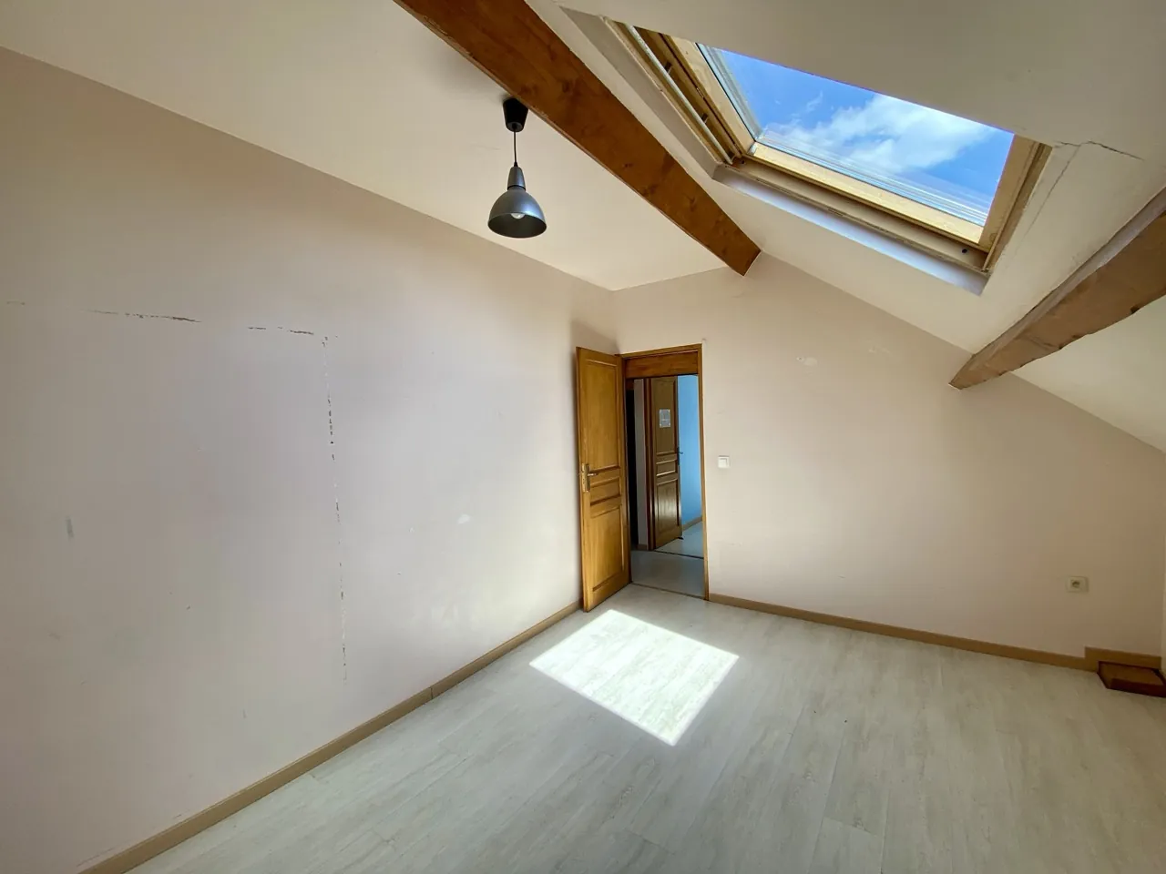 Bel ensemble immobilier à Maubeuge avec duplex et appartement, idéal investisseur 