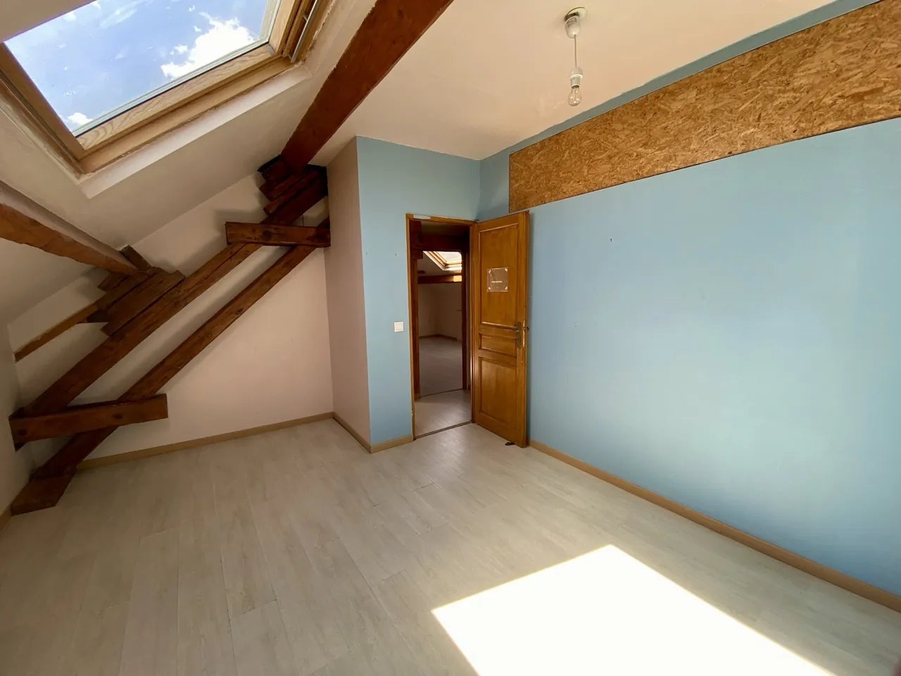 Bel ensemble immobilier à Maubeuge avec duplex et appartement, idéal investisseur 