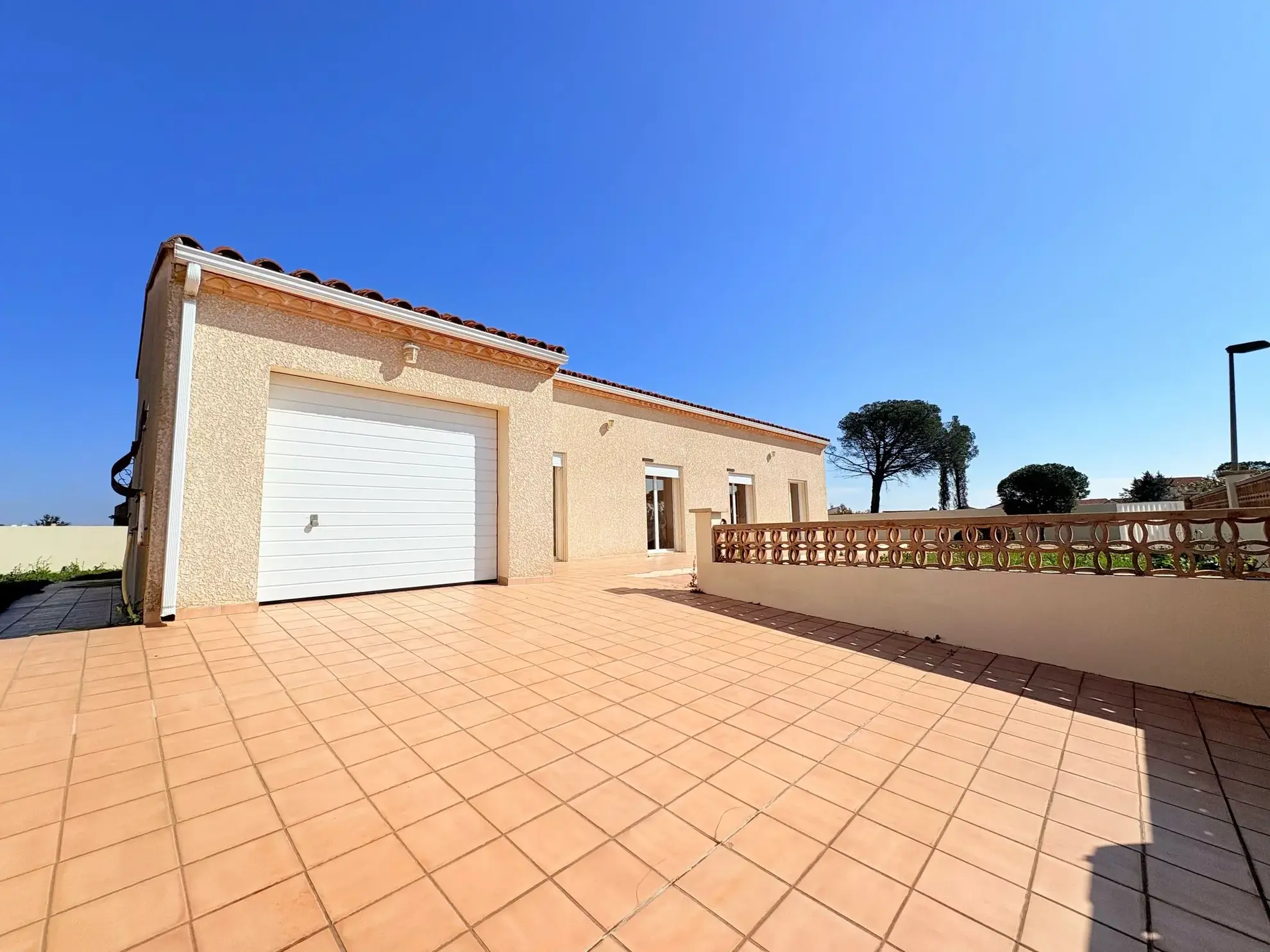 Villa 4 faces de plain-pied à Pollestres avec garage et 3 chambres 