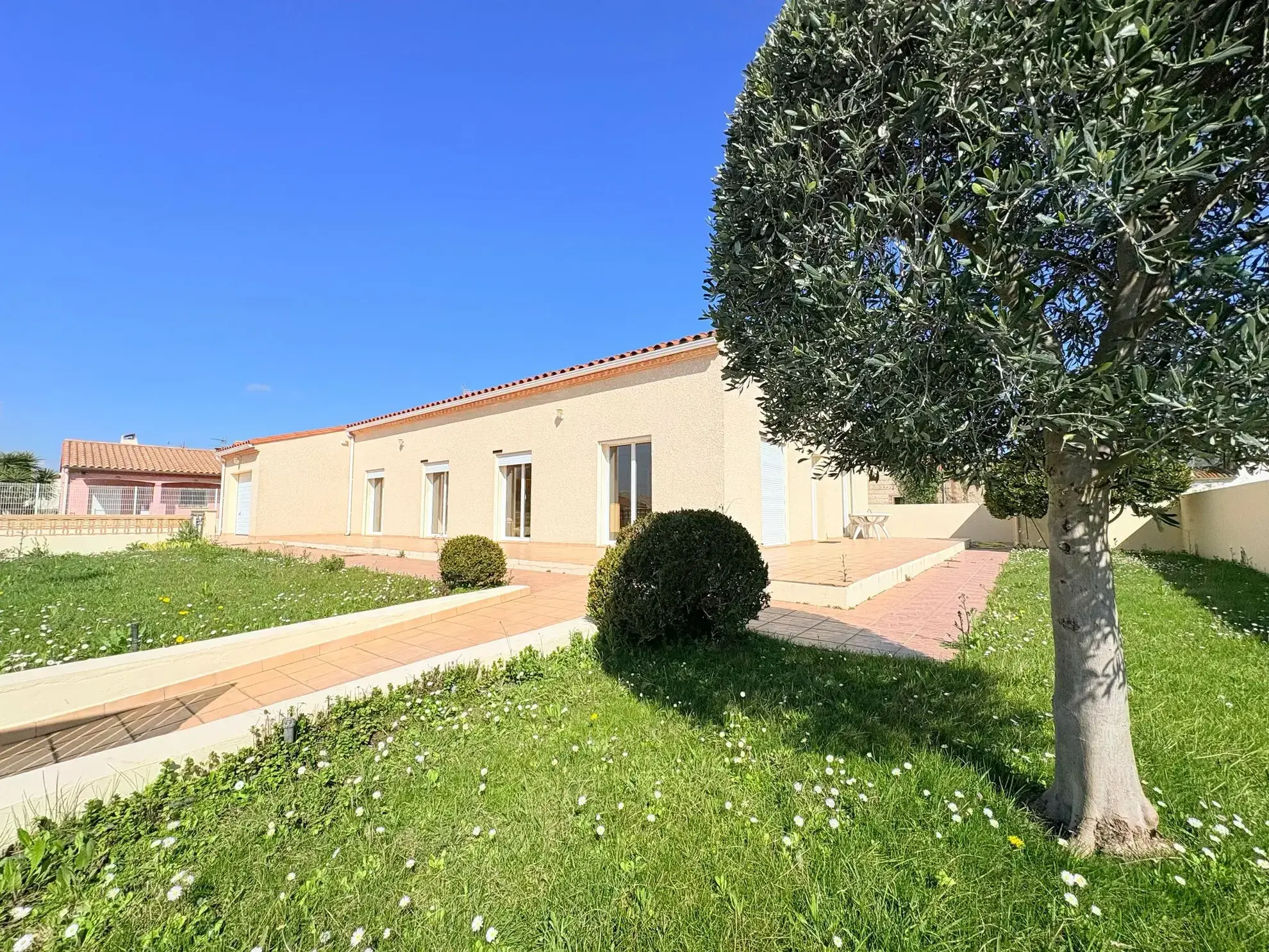 Villa 4 faces de plain-pied à Pollestres avec garage et 3 chambres 