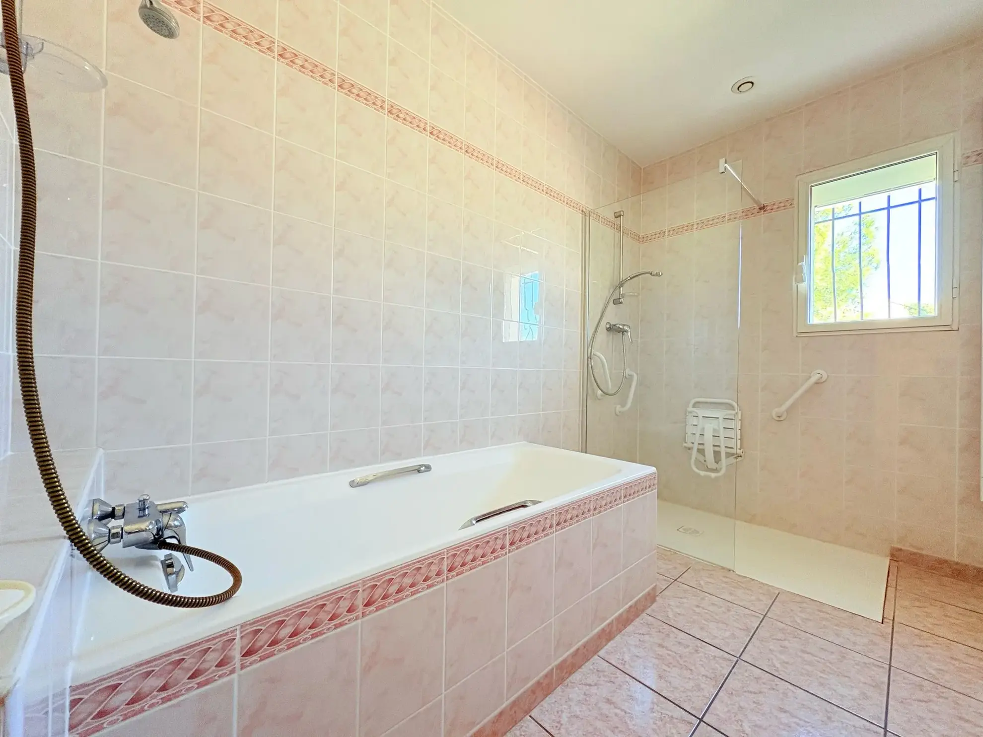 Villa 4 faces de plain-pied à Pollestres avec garage et 3 chambres 