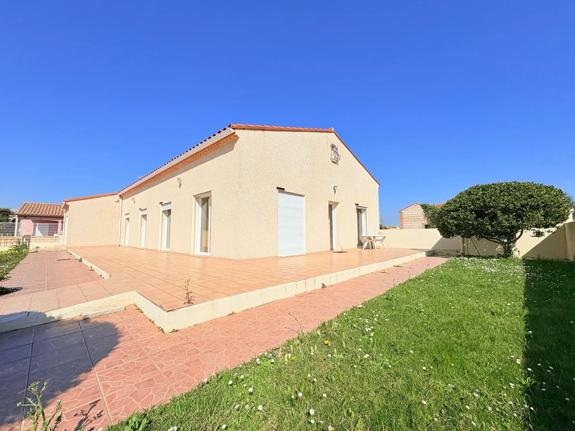 Villa 4 faces de plain-pied à Pollestres avec garage et 3 chambres