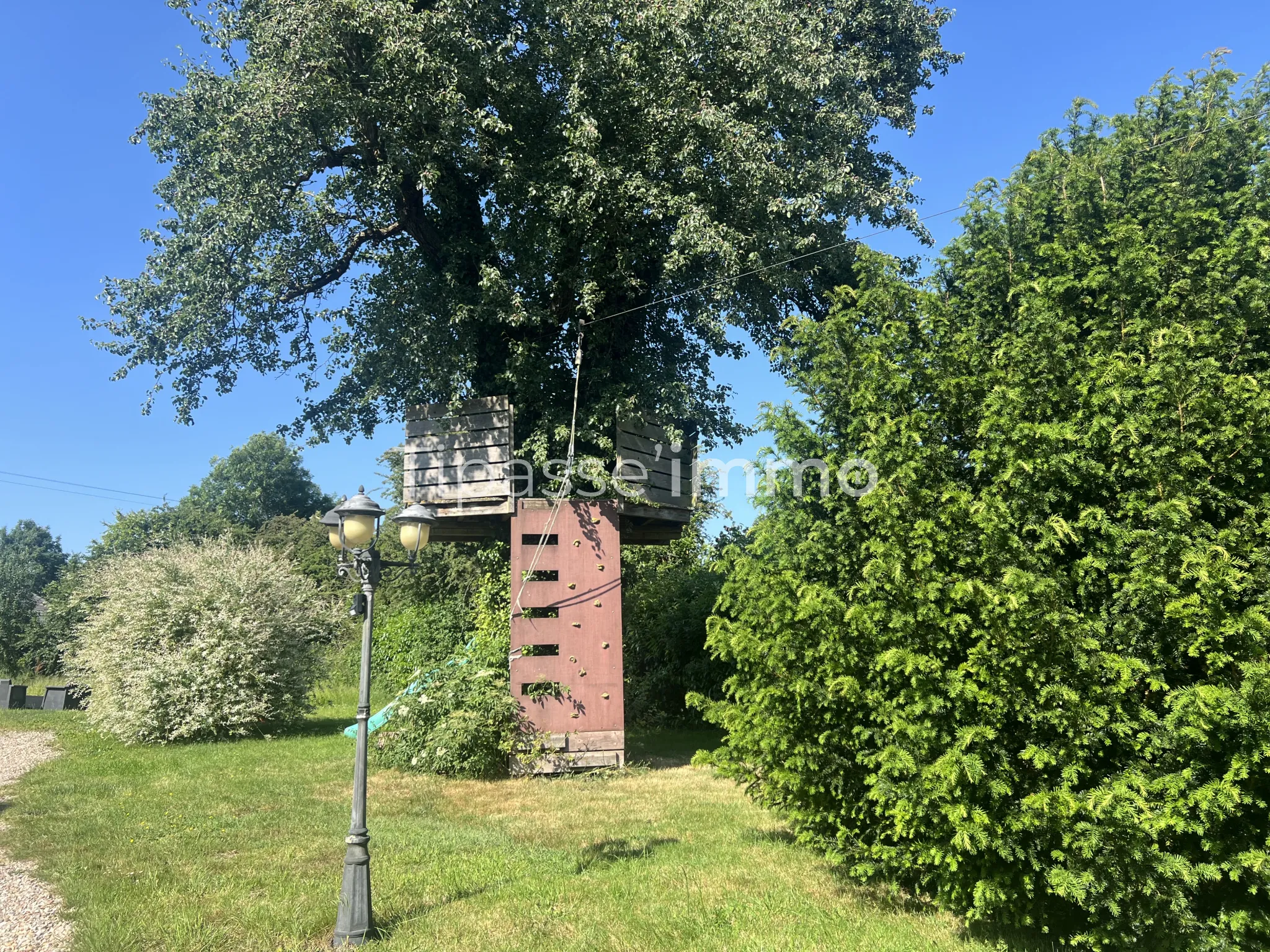 Maison indépendante avec grand terrain et dépendances près de Bourgtheroulde 