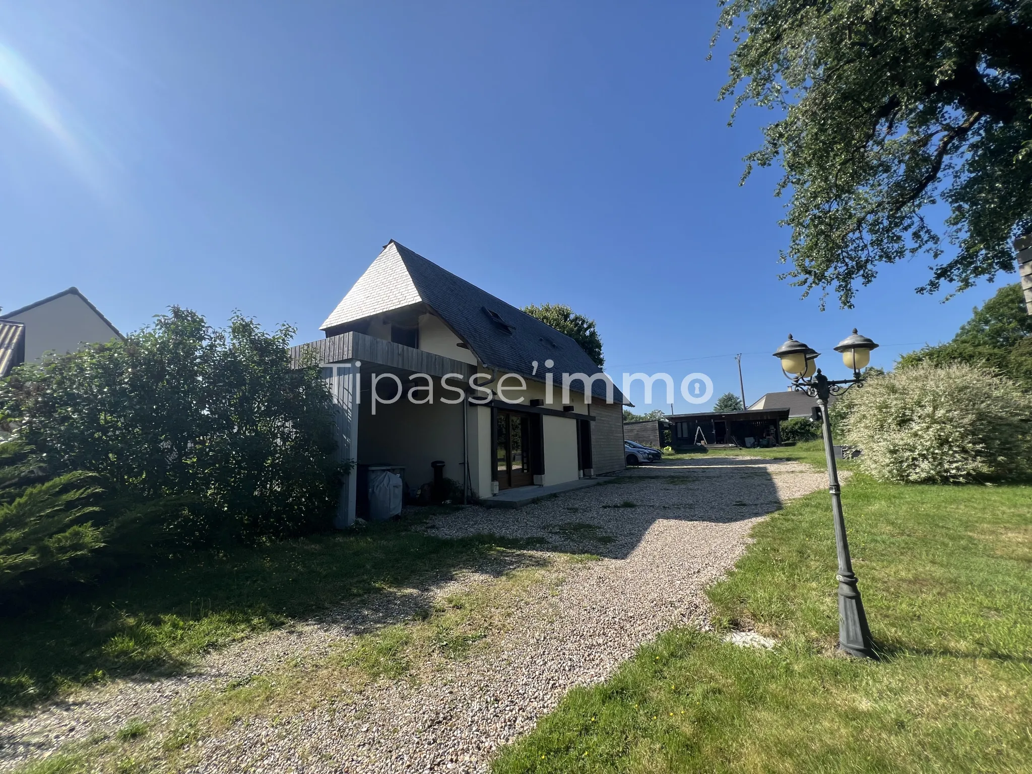 Maison indépendante avec grand terrain et dépendances près de Bourgtheroulde 