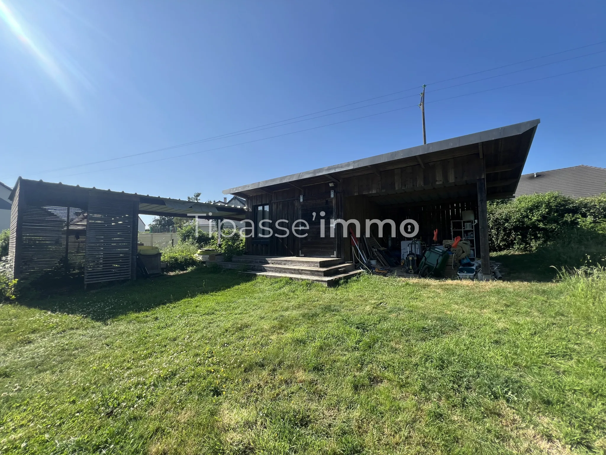 Maison indépendante avec grand terrain et dépendances près de Bourgtheroulde 