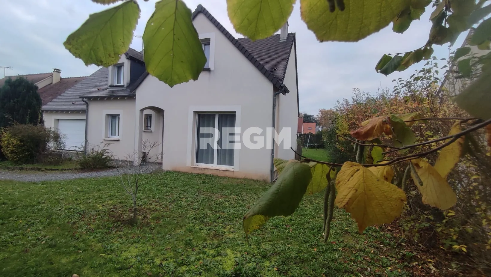 Charmante maison familiale de 2006 à Mer avec 5 chambres et grand terrain