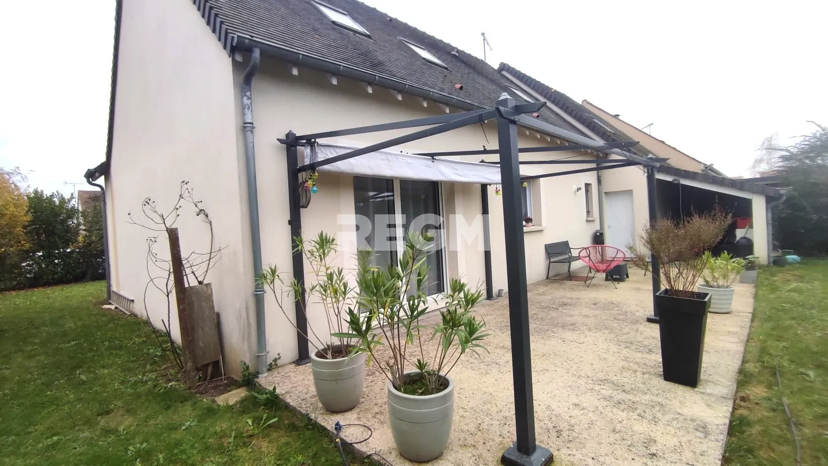 Charmante maison familiale de 2006 à Mer avec 5 chambres et grand terrain 