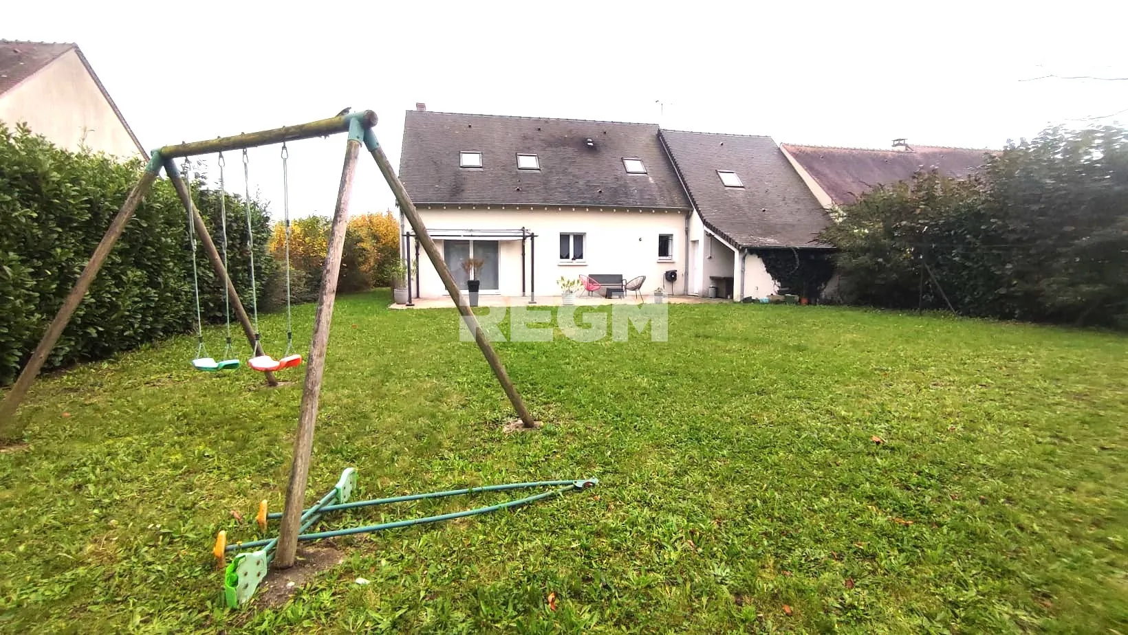 Charmante maison familiale de 2006 à Mer avec 5 chambres et grand terrain 