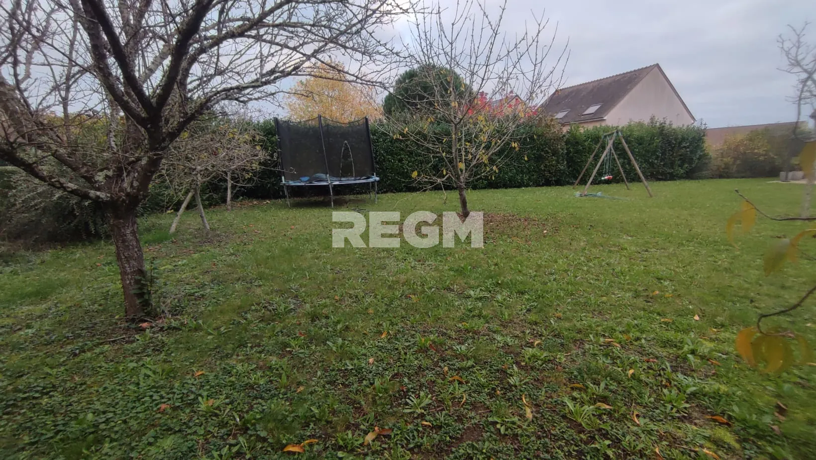 Charmante maison familiale de 2006 à Mer avec 5 chambres et grand terrain 