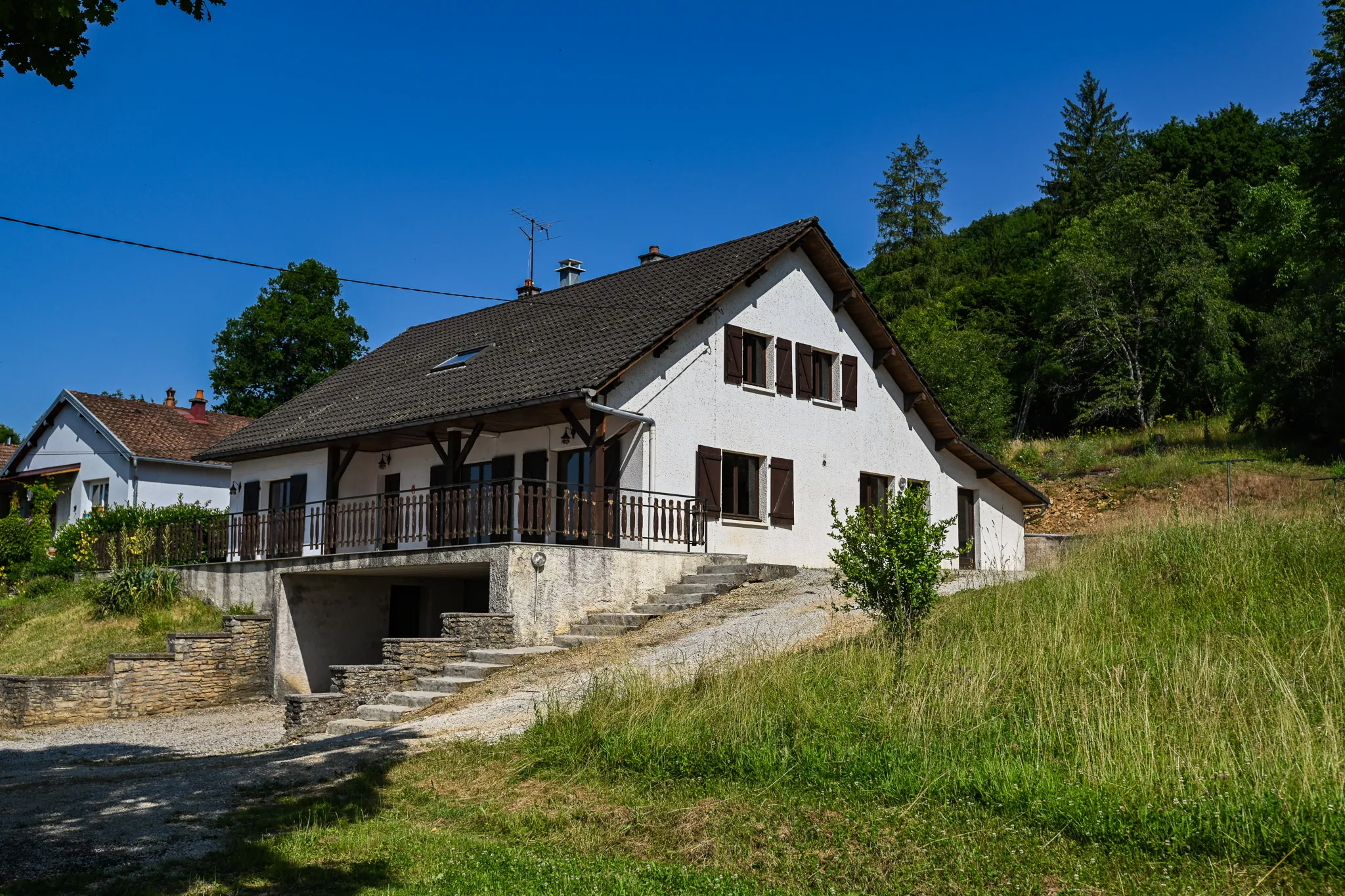 Maison à vendre à Clerval (Doubs) avec grand terrain et vue dégagée 