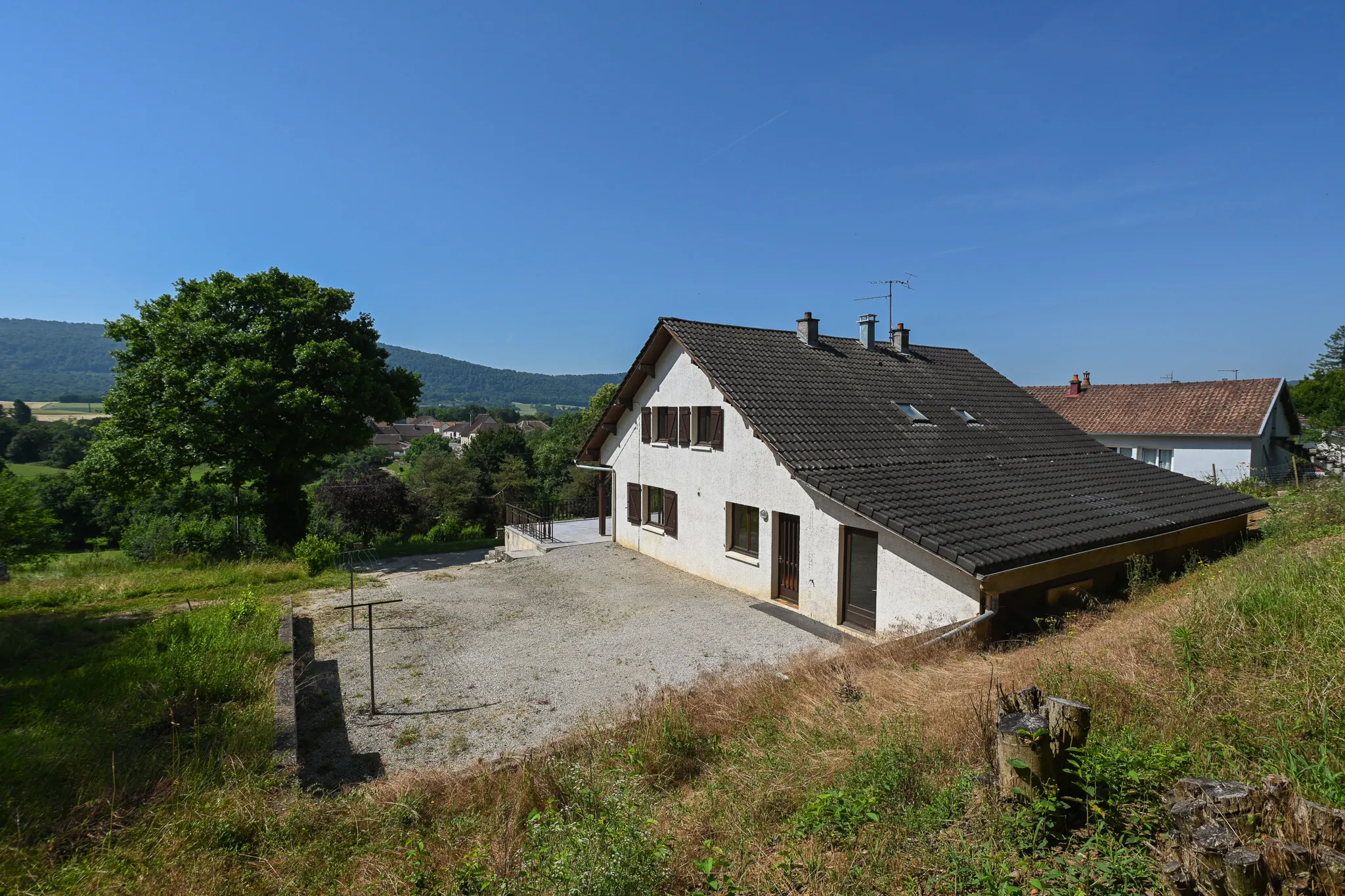 Maison à vendre à Clerval (Doubs) avec grand terrain et vue dégagée 