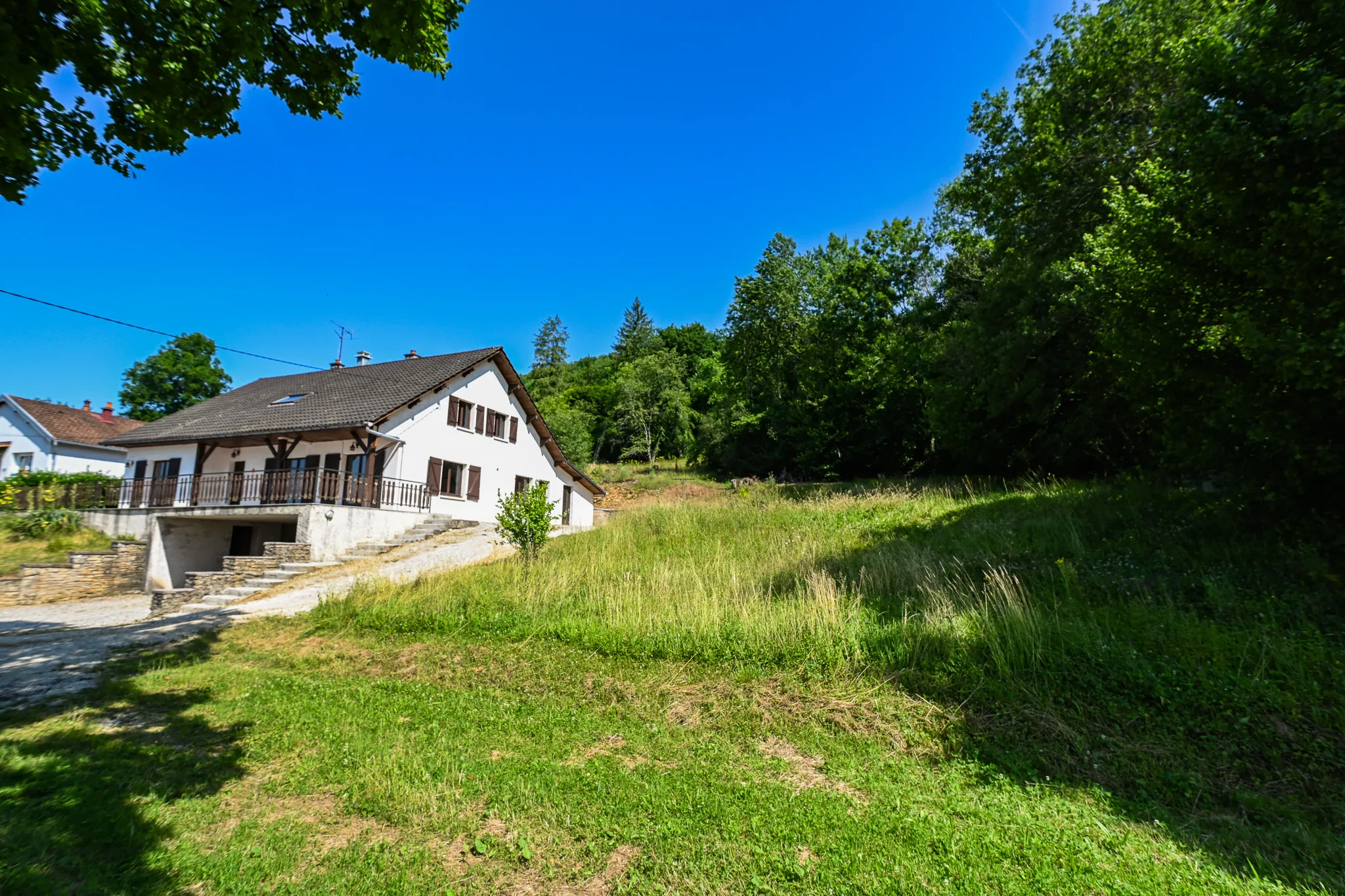 Maison à vendre à Clerval (Doubs) avec grand terrain et vue dégagée 