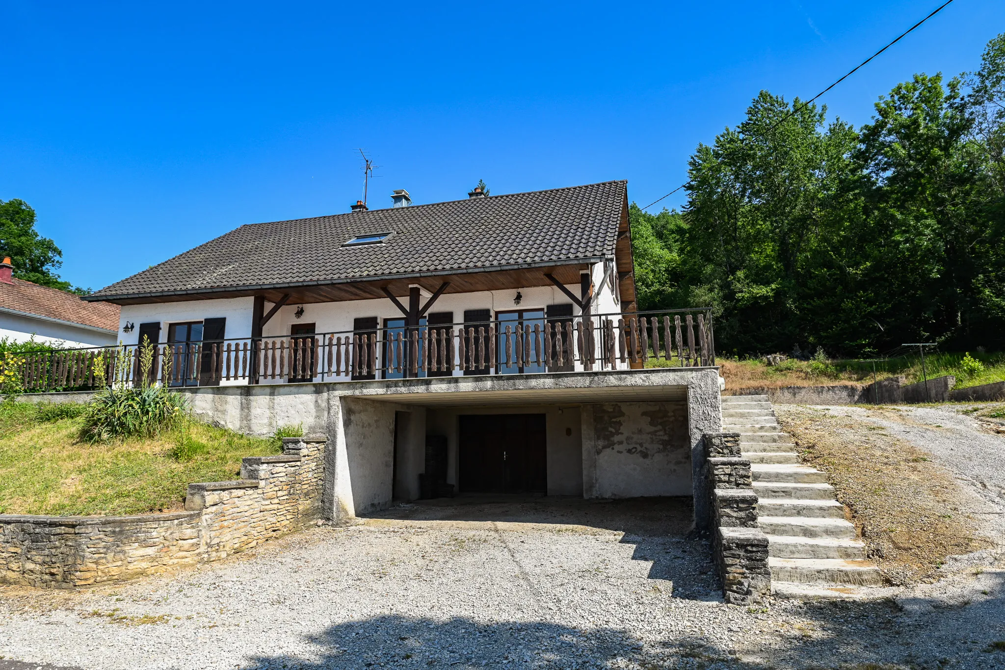 Maison à vendre à Clerval (Doubs) avec grand terrain et vue dégagée 