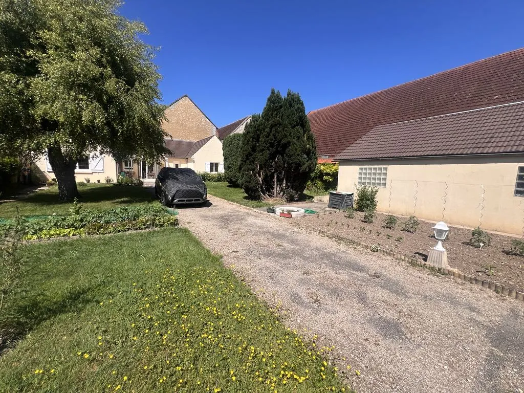 Maison 4 pièces avec véranda et garage à Aillant-sur-Tholon 
